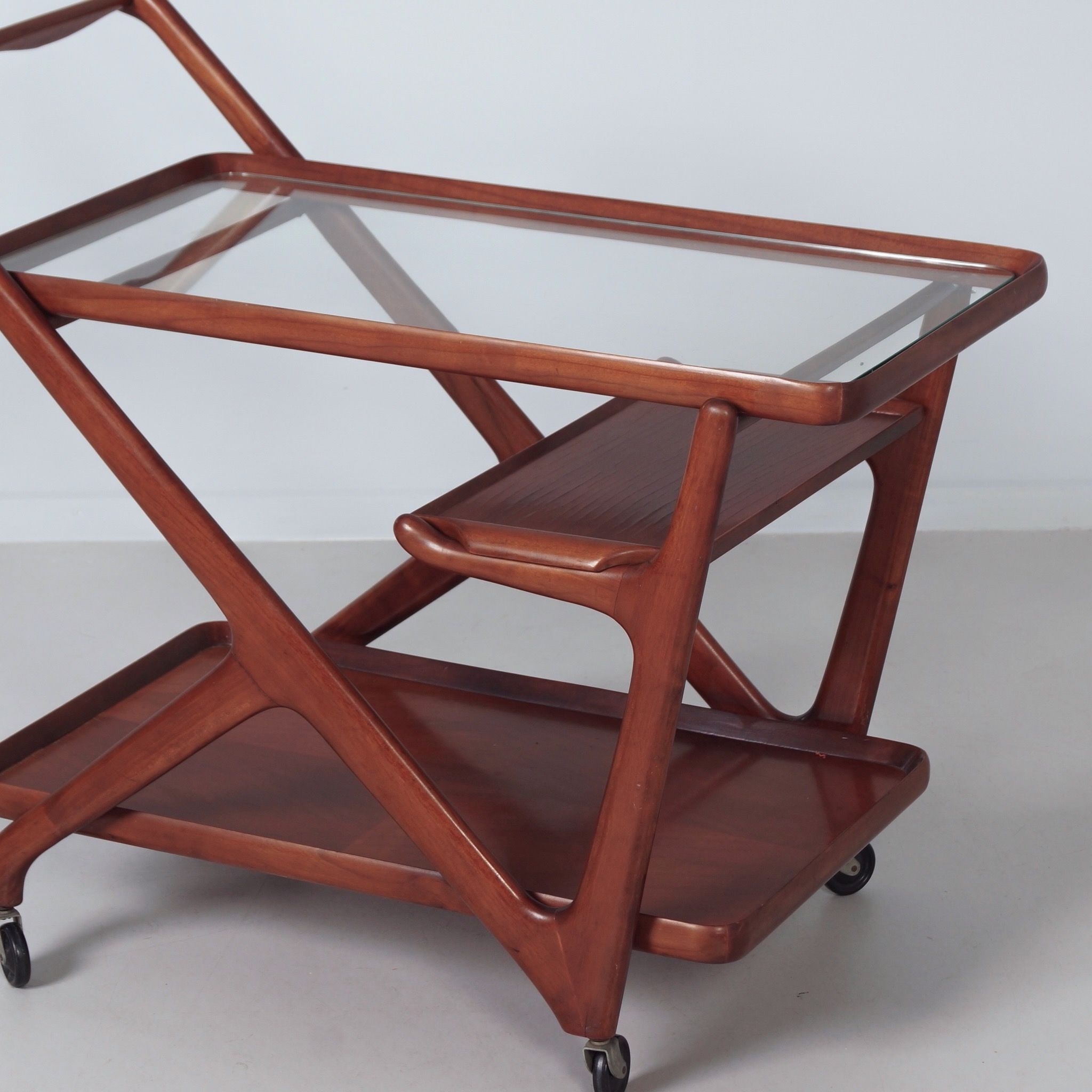Cassina Serveerwagen uit de Jaren 60 in Beukenhout met Glazen Blad