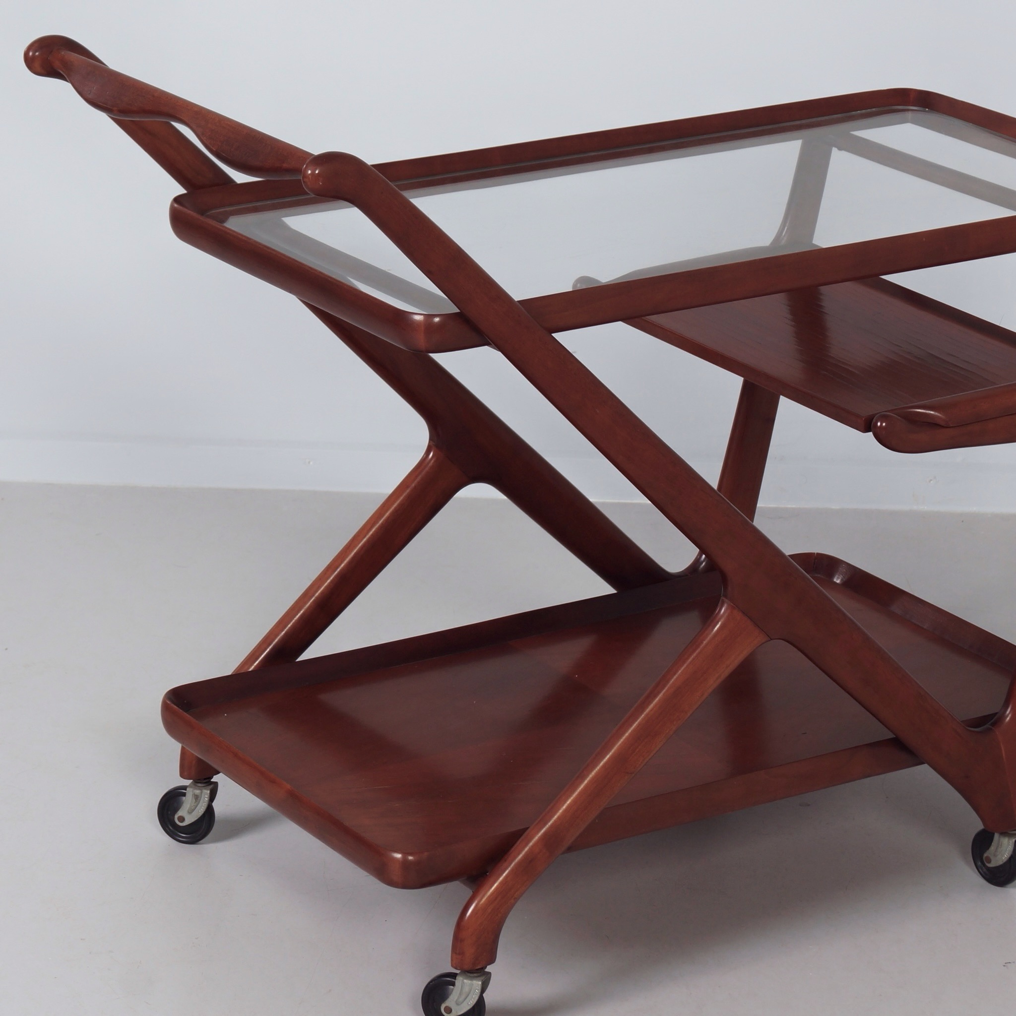 Cassina Serveerwagen uit de Jaren 60 in Beukenhout met Glazen Blad