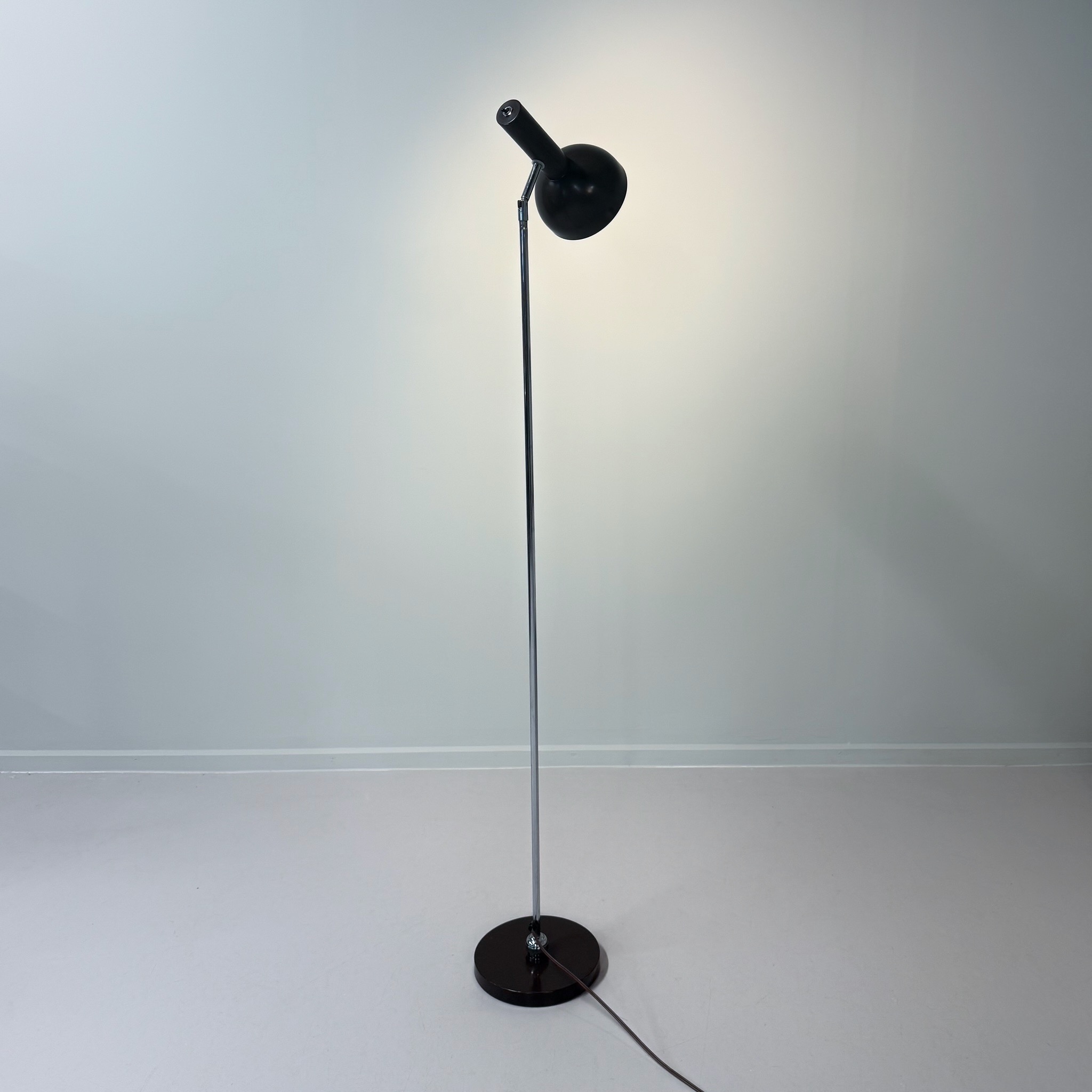 Hala Busquet vloerlamp bruin uit de jaren 60 met verstelbare kap