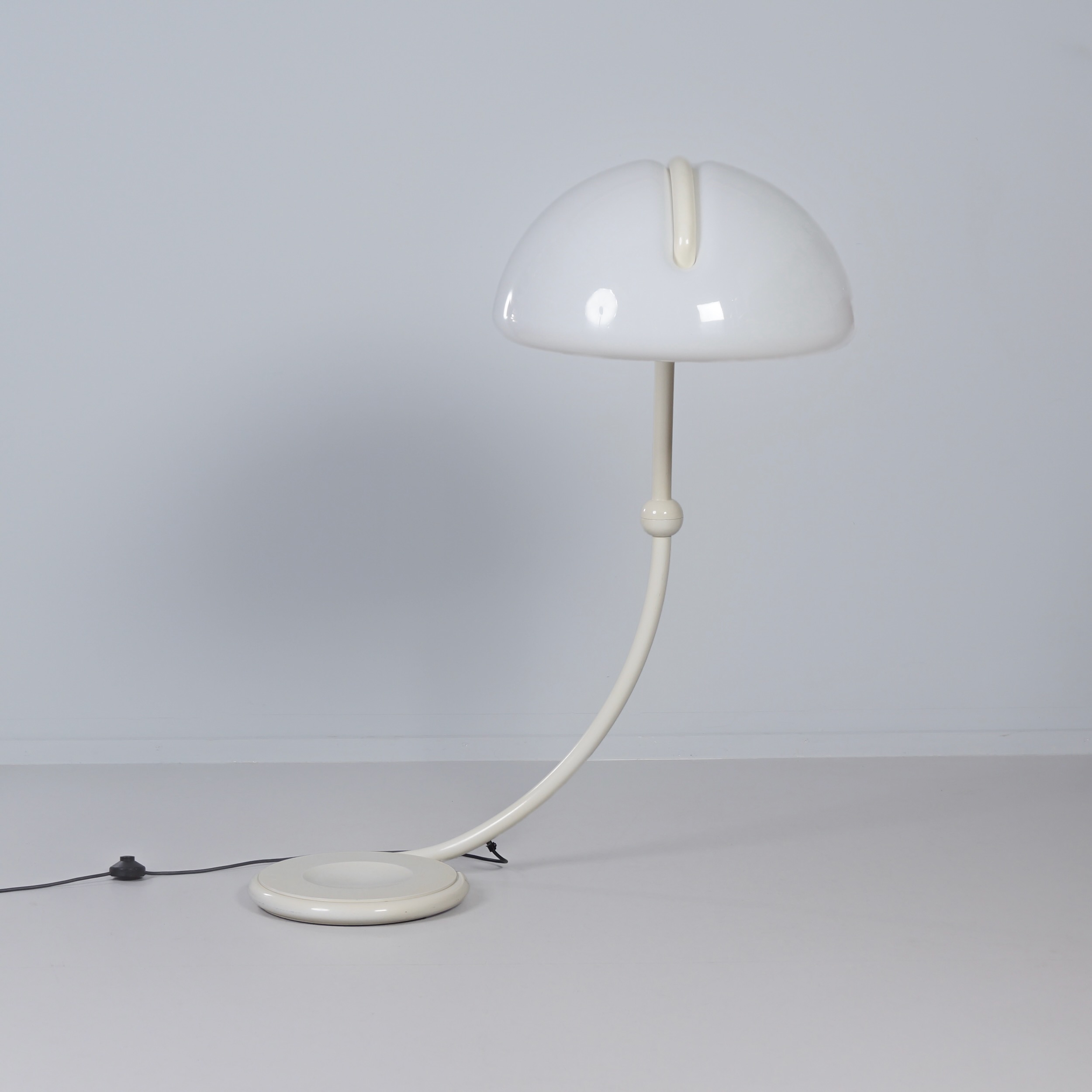 Serpente vloerlamp van Elio Martinelli voor Martinelli Luce, jaren 70 in wit
