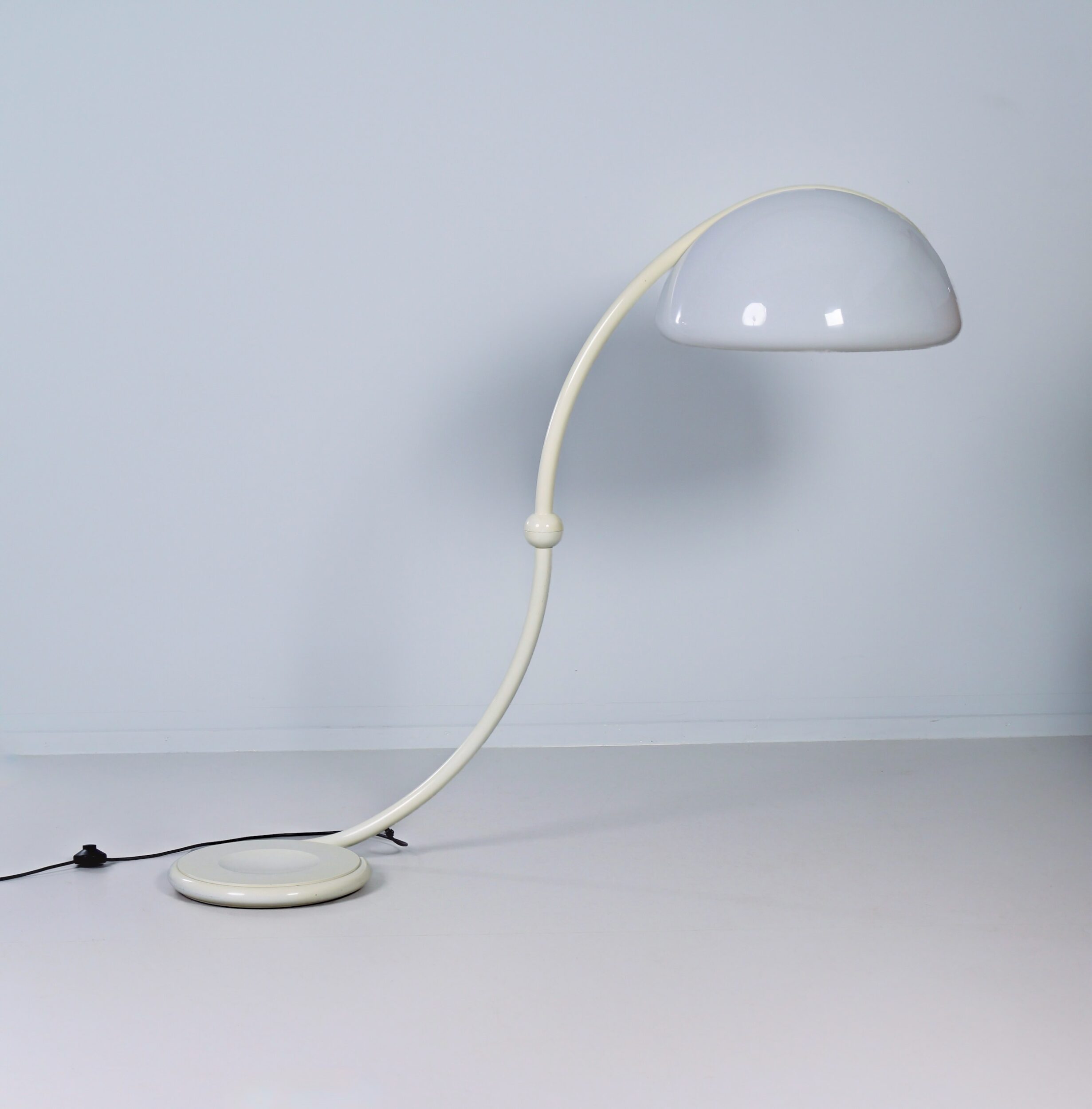 Serpente vloerlamp van Elio Martinelli voor Martinelli Luce, jaren 70 in wit