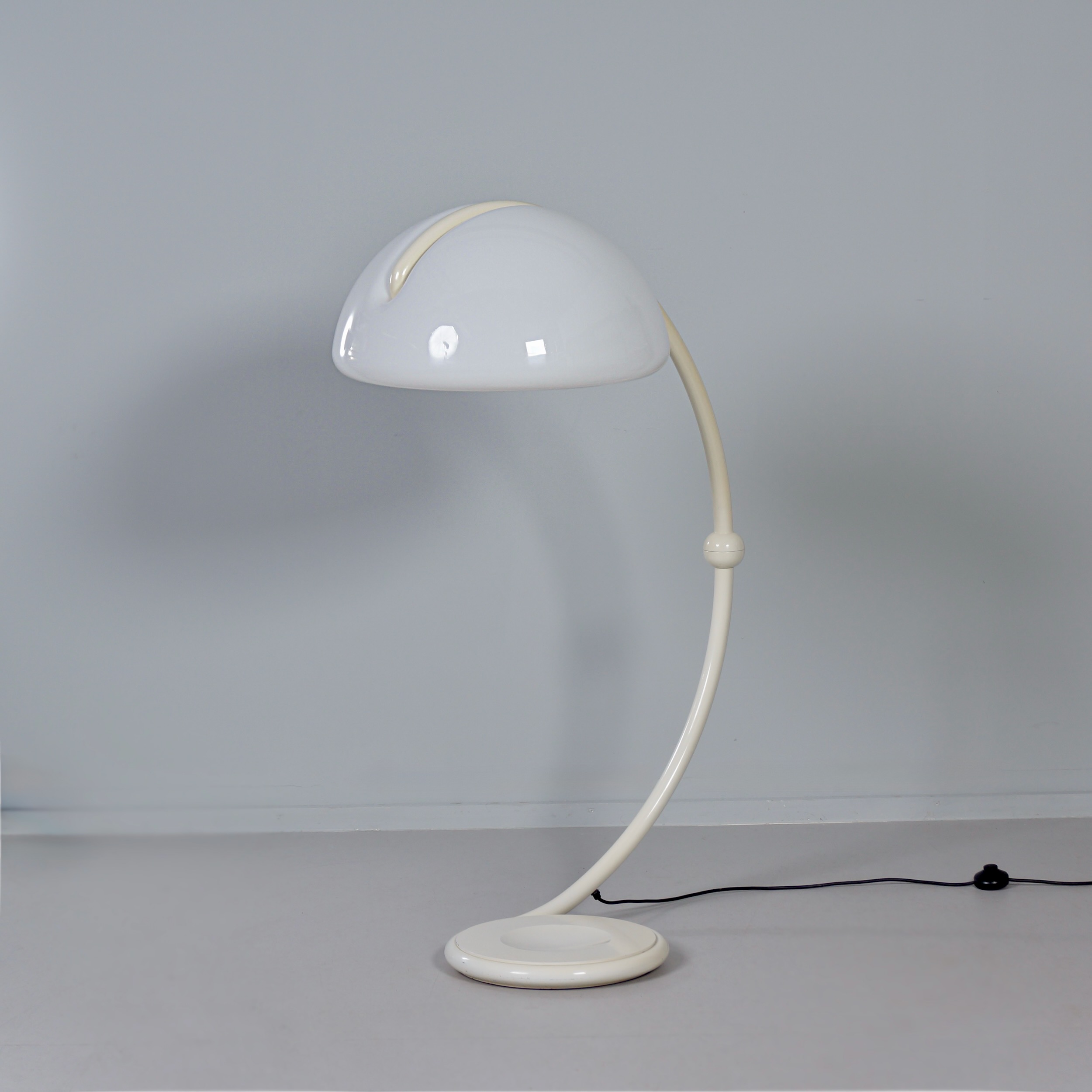 Serpente vloerlamp van Elio Martinelli voor Martinelli Luce, jaren 70 in wit