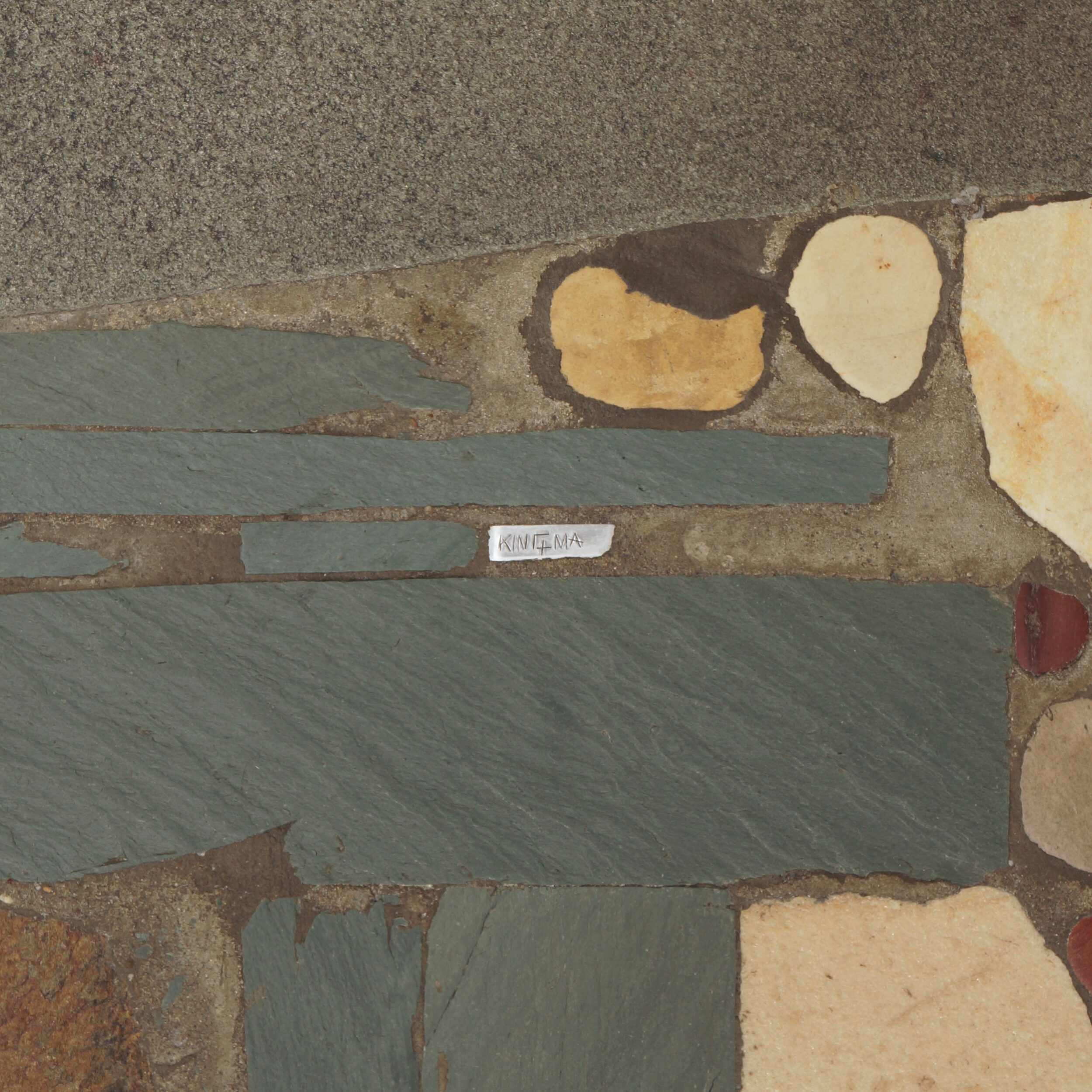 Vierkante salontafel van Paul Kingma uit 1969 met aluminium rand en inleg van kiezelstenen