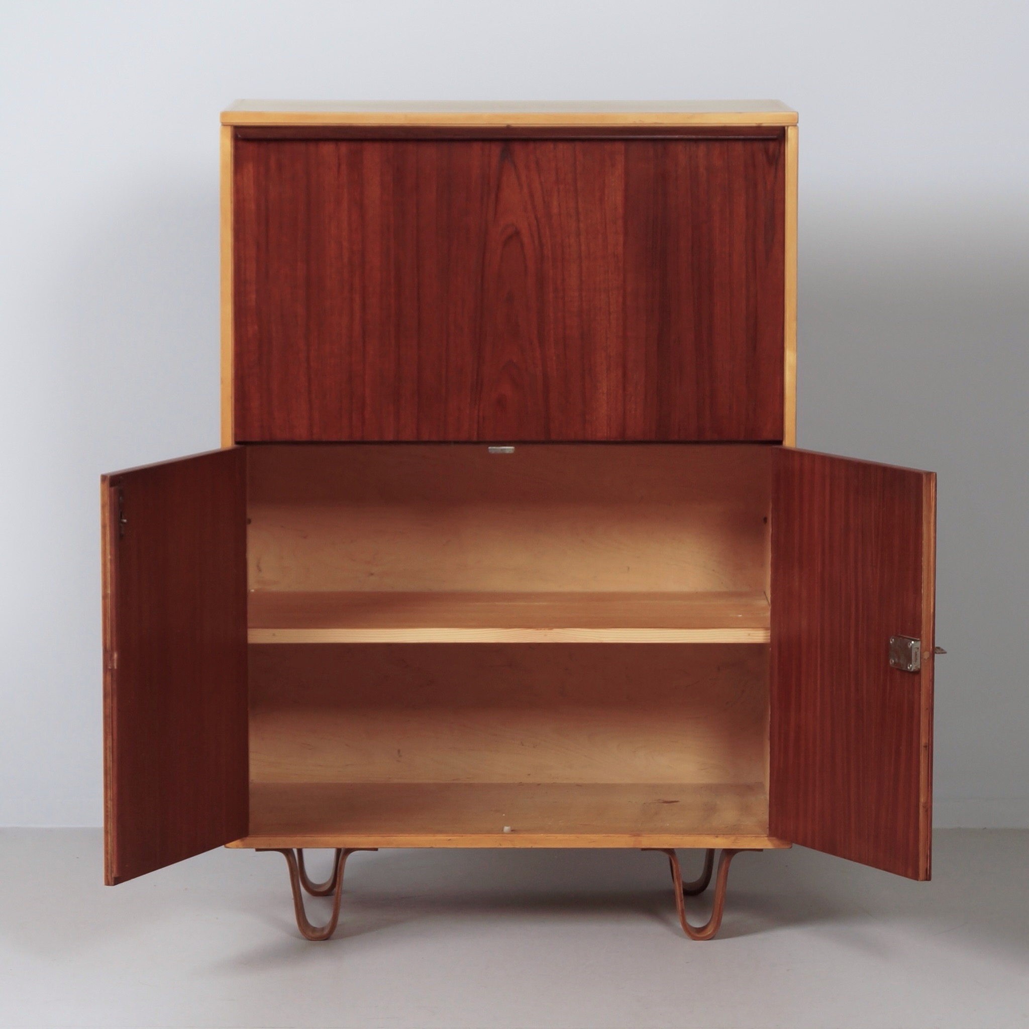 Secretaire kast CB37 van Cees Braakman voor Pastoe, 1957 uit de Berkenserie in berken en teak