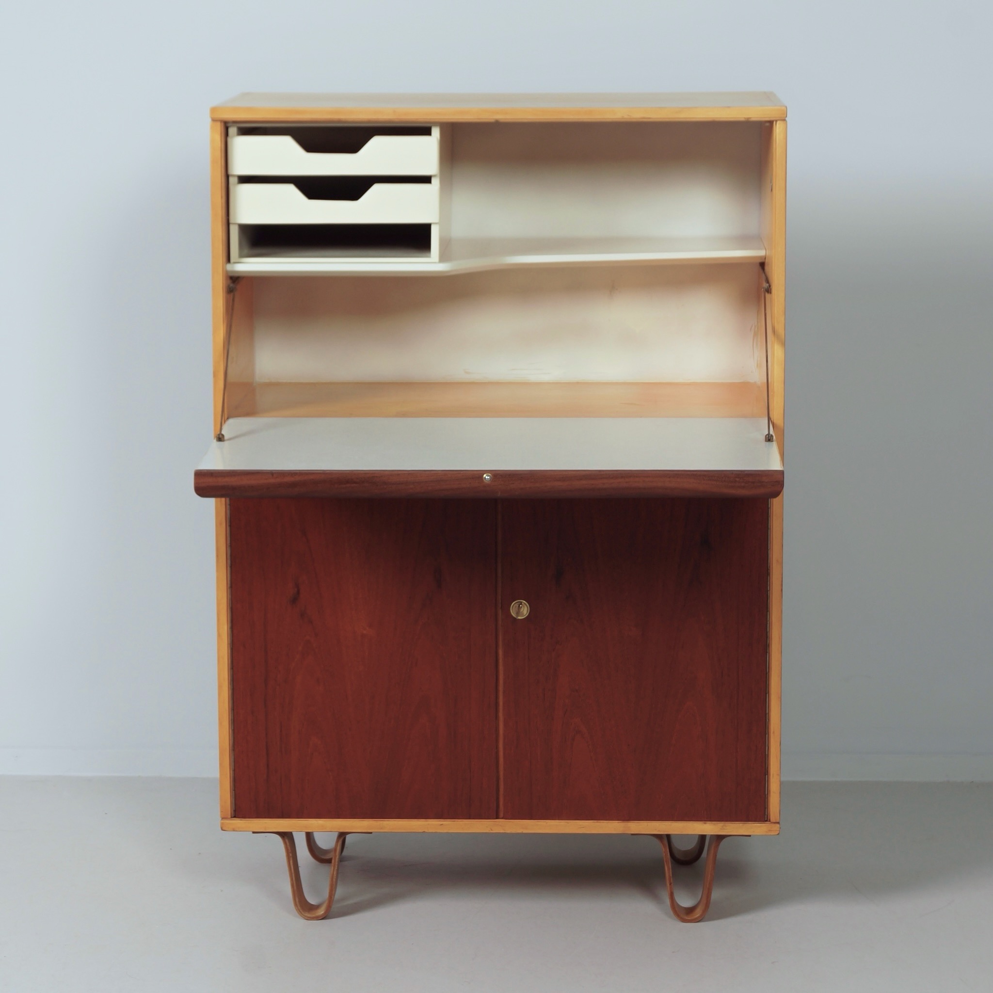 Secretaire kast CB37 van Cees Braakman voor Pastoe, 1957 uit de Berkenserie in berken en teak