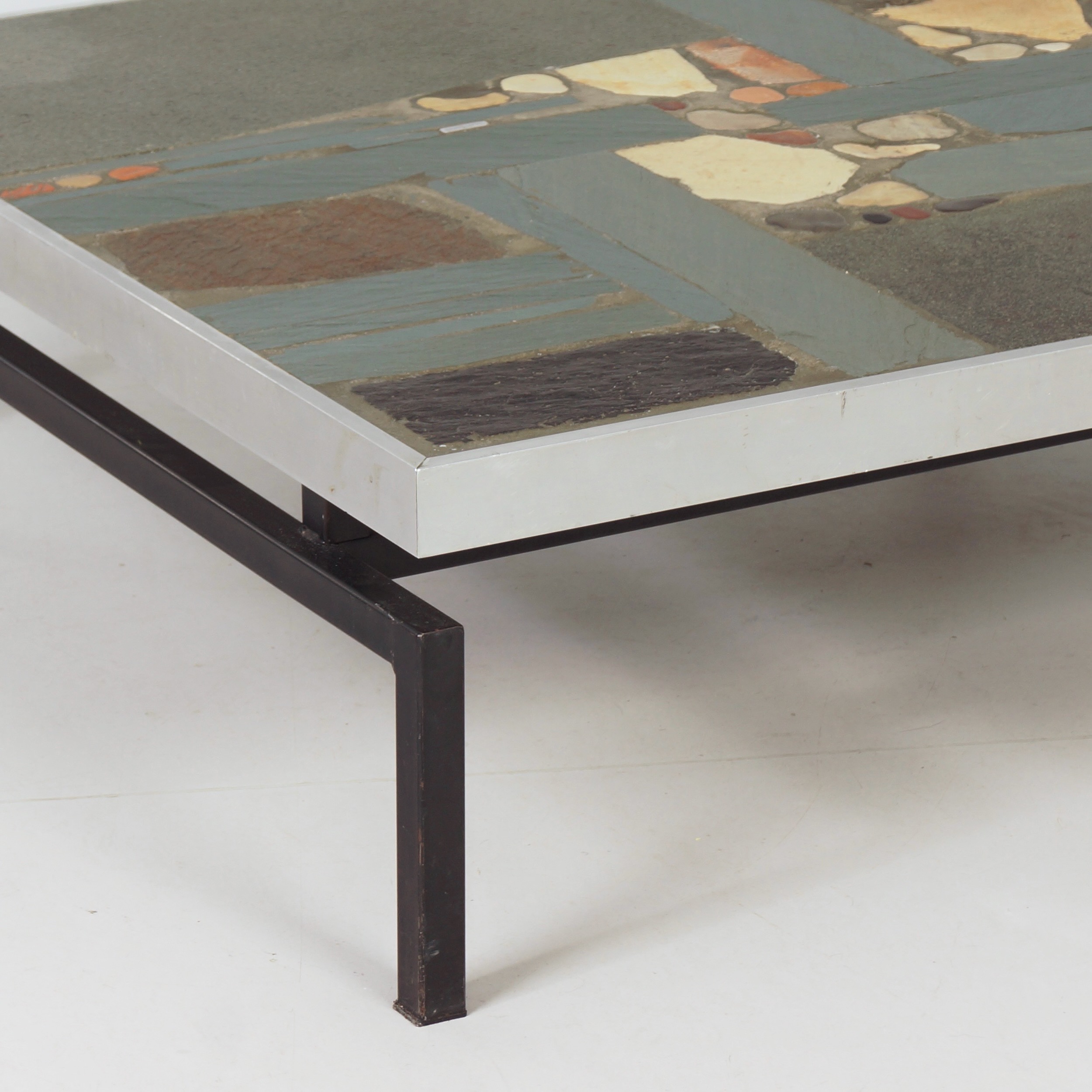 Vierkante salontafel van Paul Kingma uit 1969 met aluminium rand en inleg van kiezelstenen