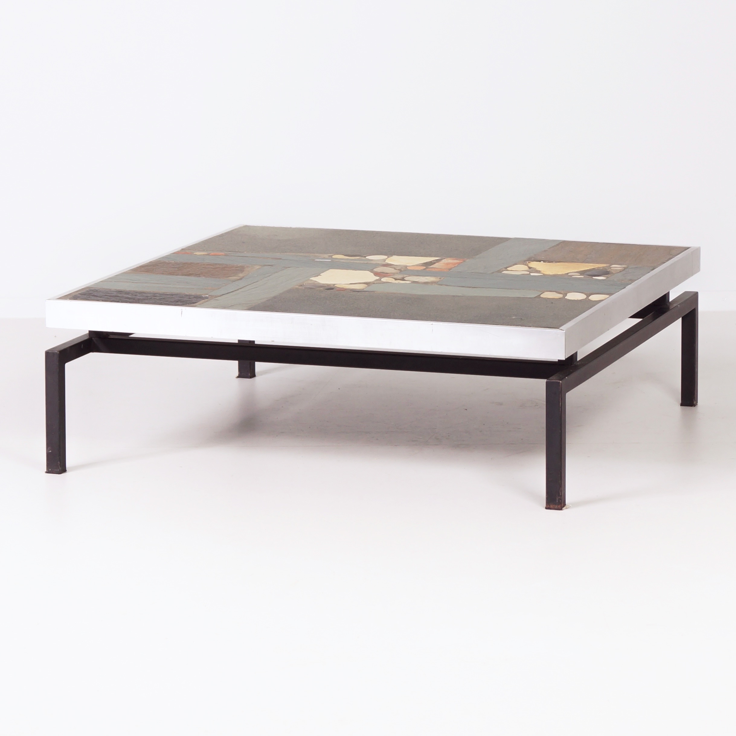 Vierkante salontafel van Paul Kingma uit 1969 met aluminium rand en inleg van kiezelstenen