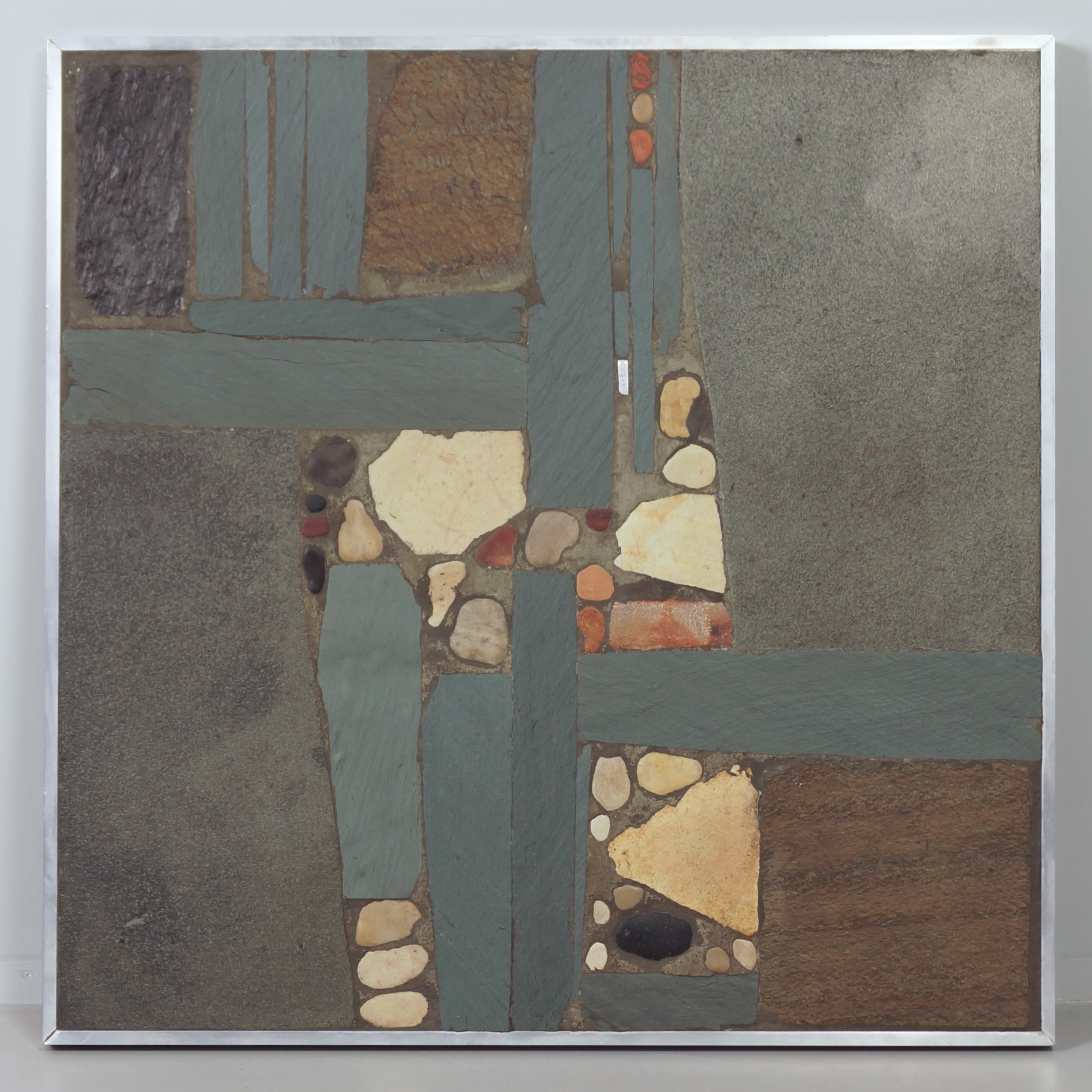 Vierkante salontafel van Paul Kingma uit 1969 met aluminium rand en inleg van kiezelstenen