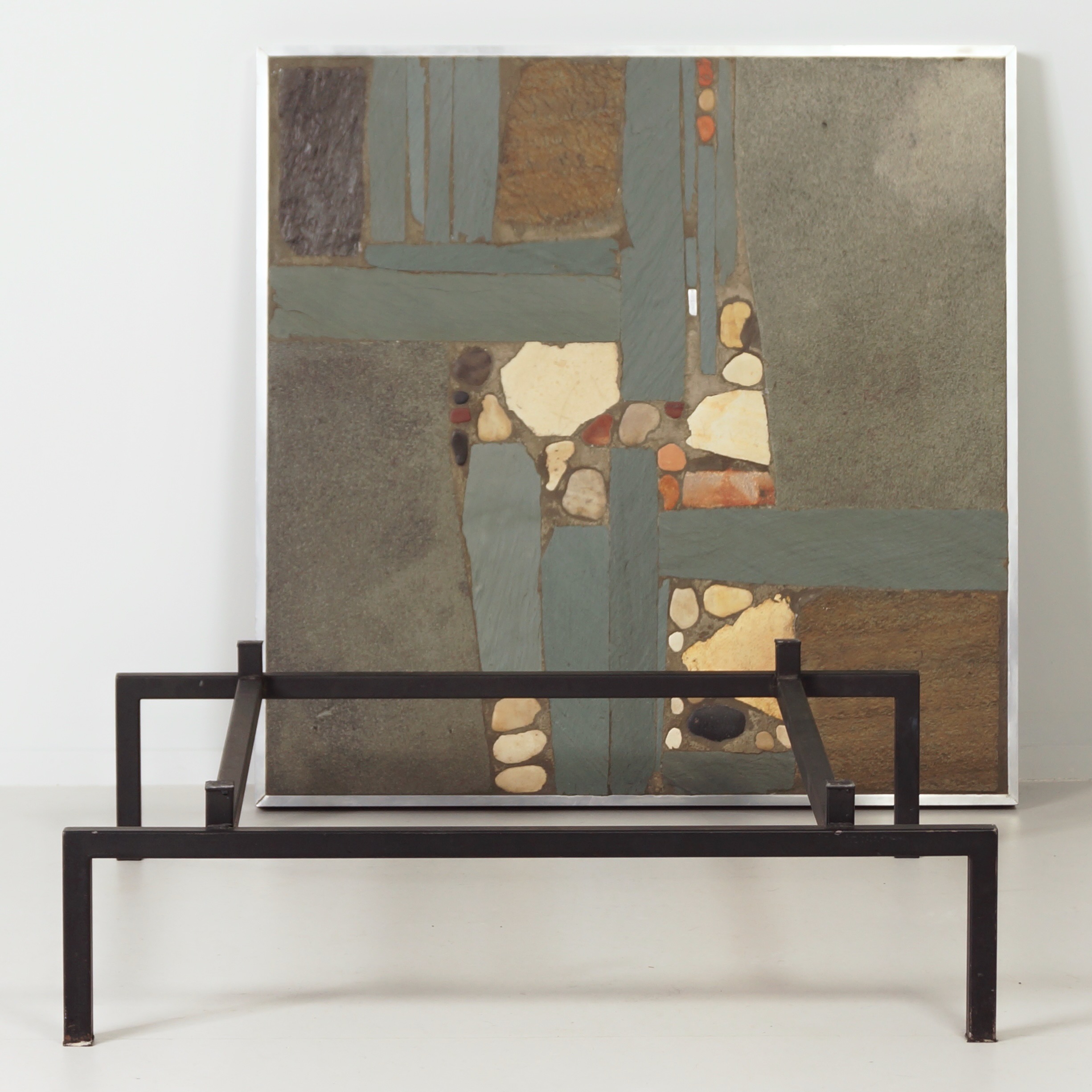 Vierkante salontafel van Paul Kingma uit 1969 met aluminium rand en inleg van kiezelstenen