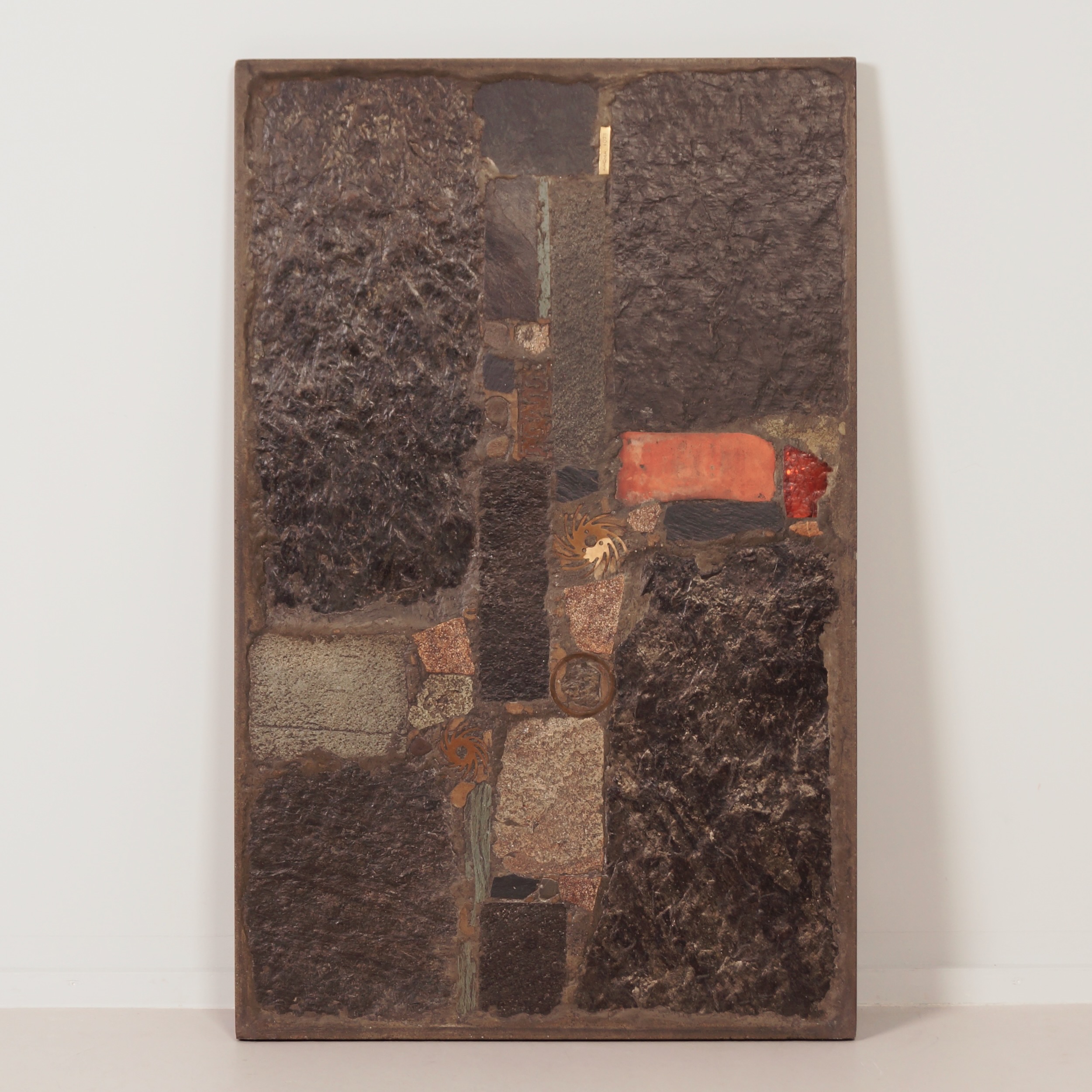 Rechthoekige salontafel van Paul Kingma, 1973 met messing en rood glas