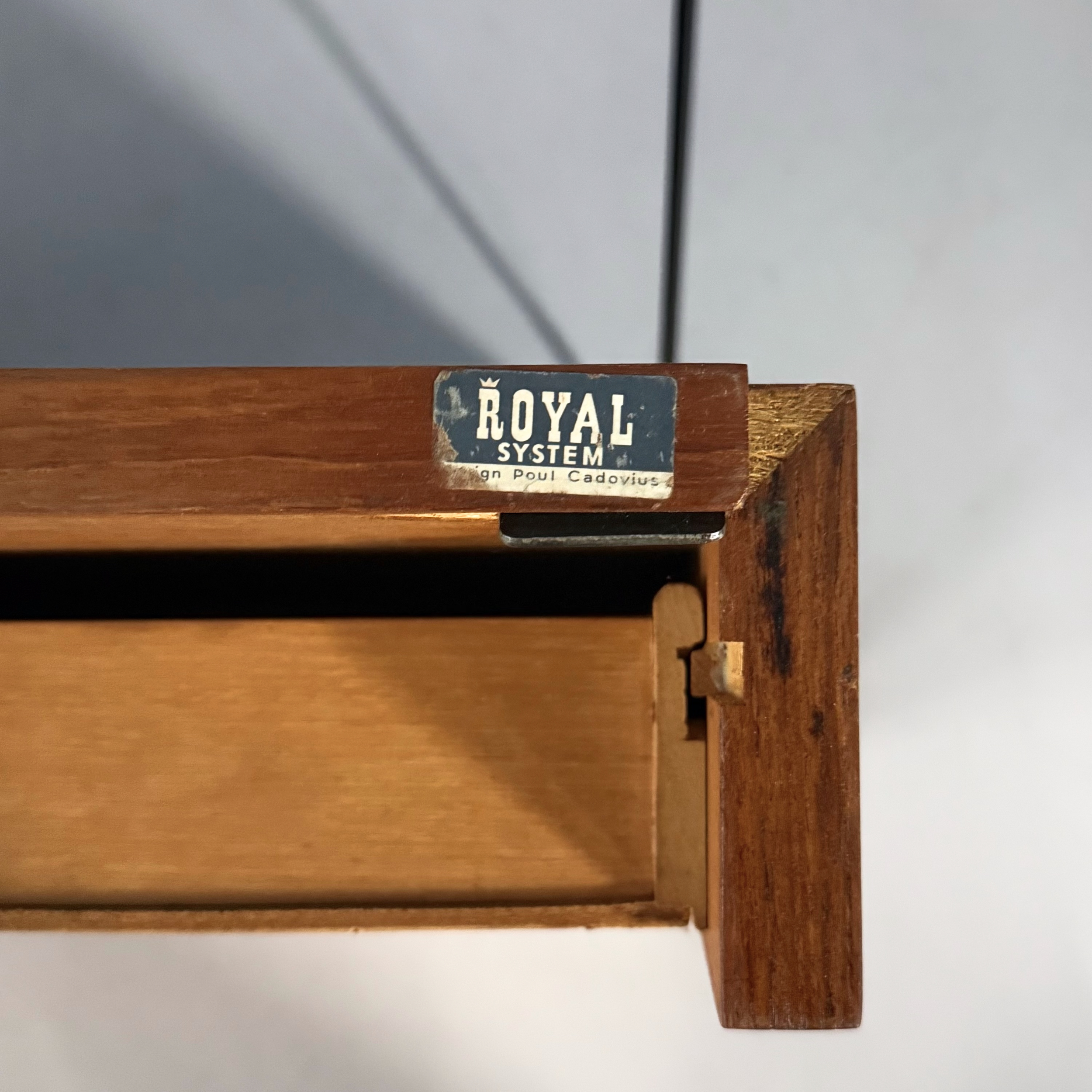 Royal System wandsysteem van Poul Cadovius voor Cado, jaren 60 met bureau, ladekast en planken