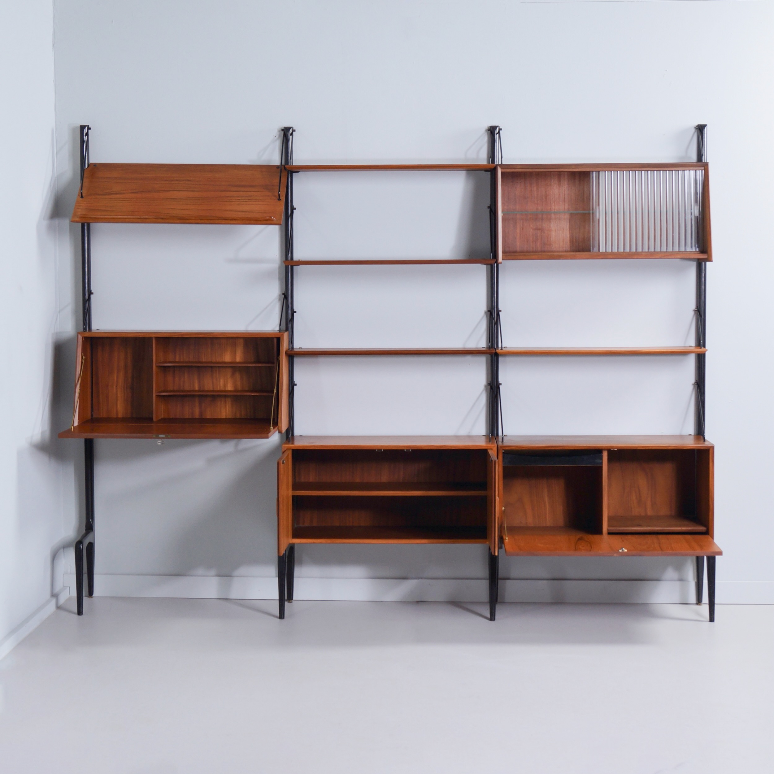Wandmeubel met secretaire van Louis van Teeffelen voor Wébé, jaren 60