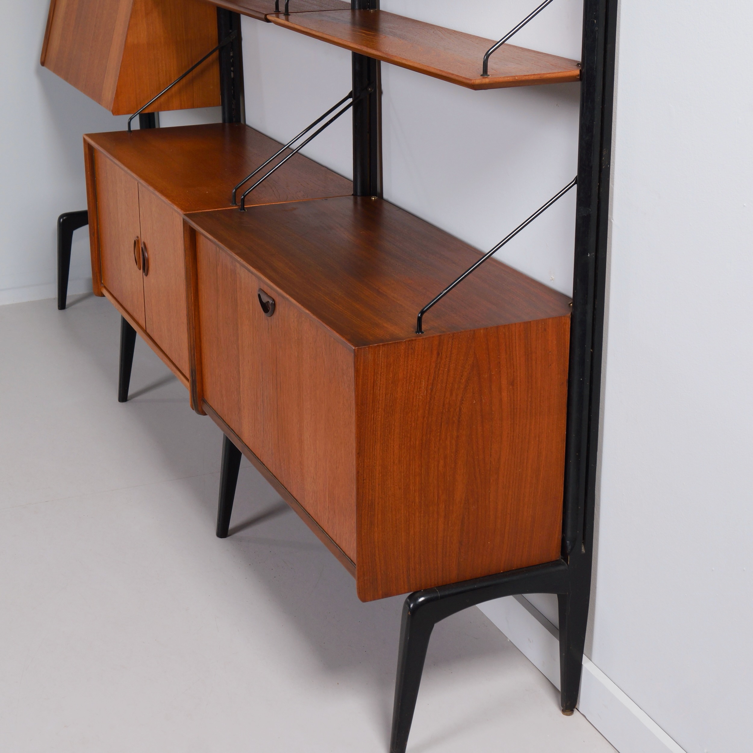 Wandmeubel met secretaire van Louis van Teeffelen voor Wébé, jaren 60