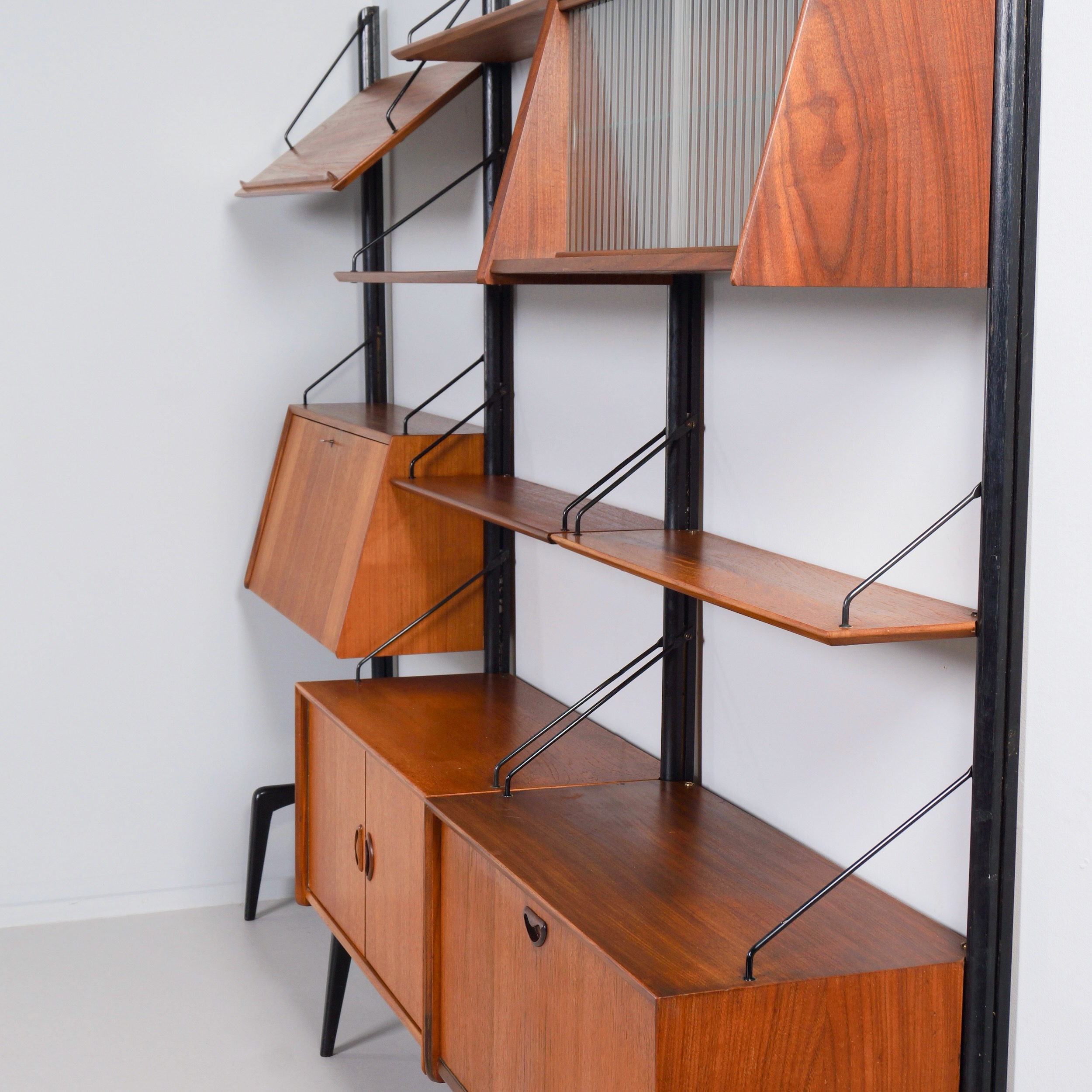 Wandmeubel met secretaire van Louis van Teeffelen voor Wébé, jaren 60