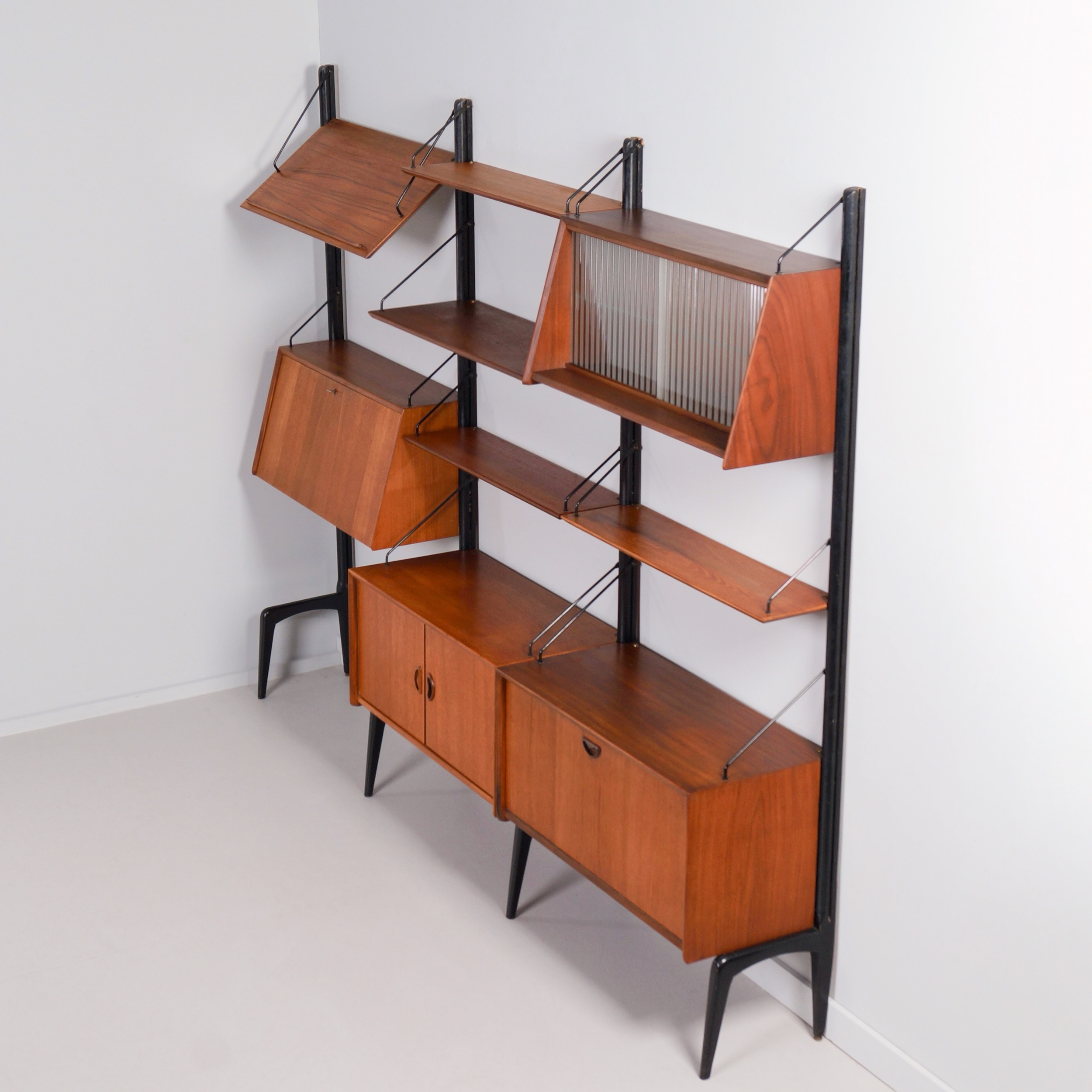 Wandmeubel met secretaire van Louis van Teeffelen voor Wébé, jaren 60