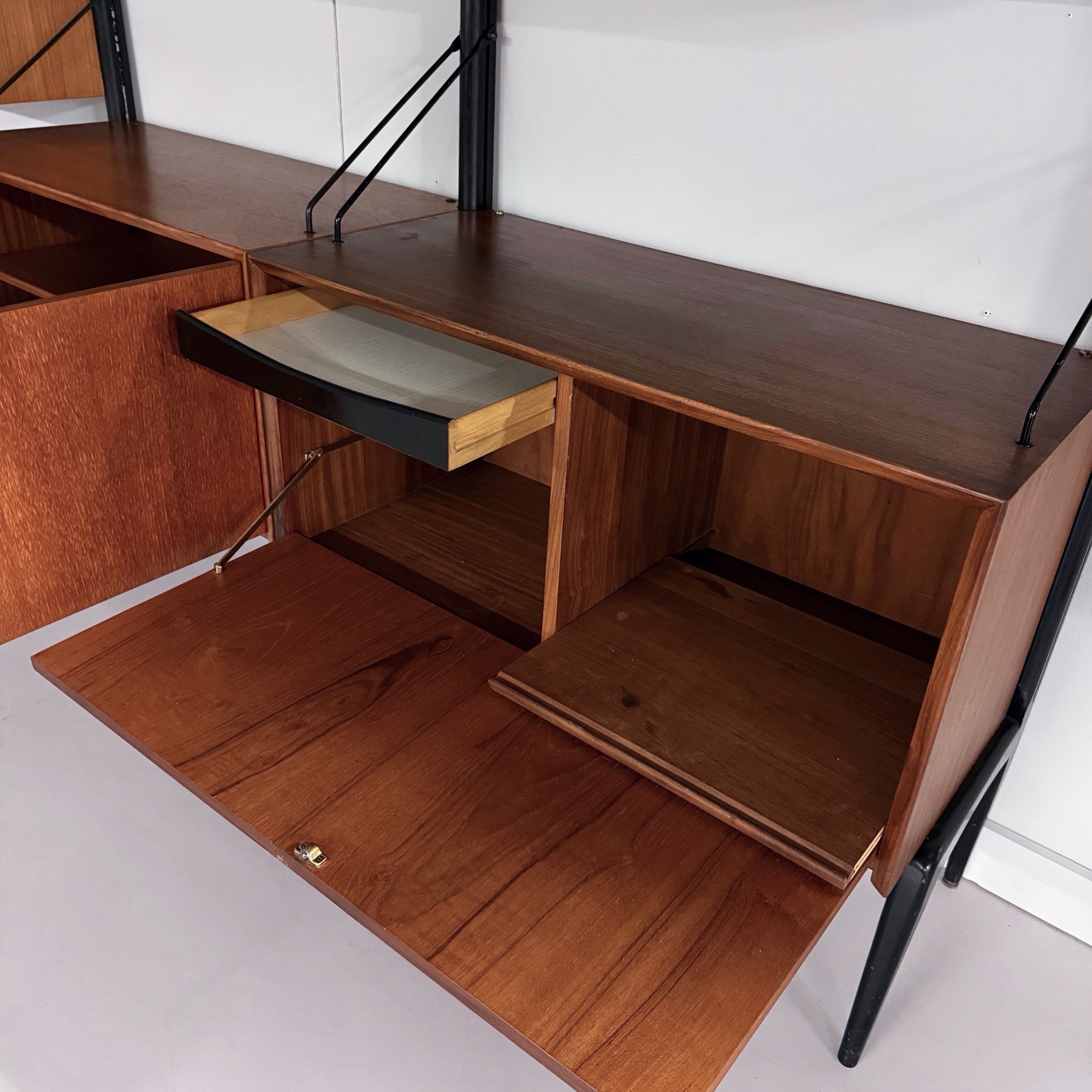Wandmeubel met secretaire van Louis van Teeffelen voor Wébé, jaren 60
