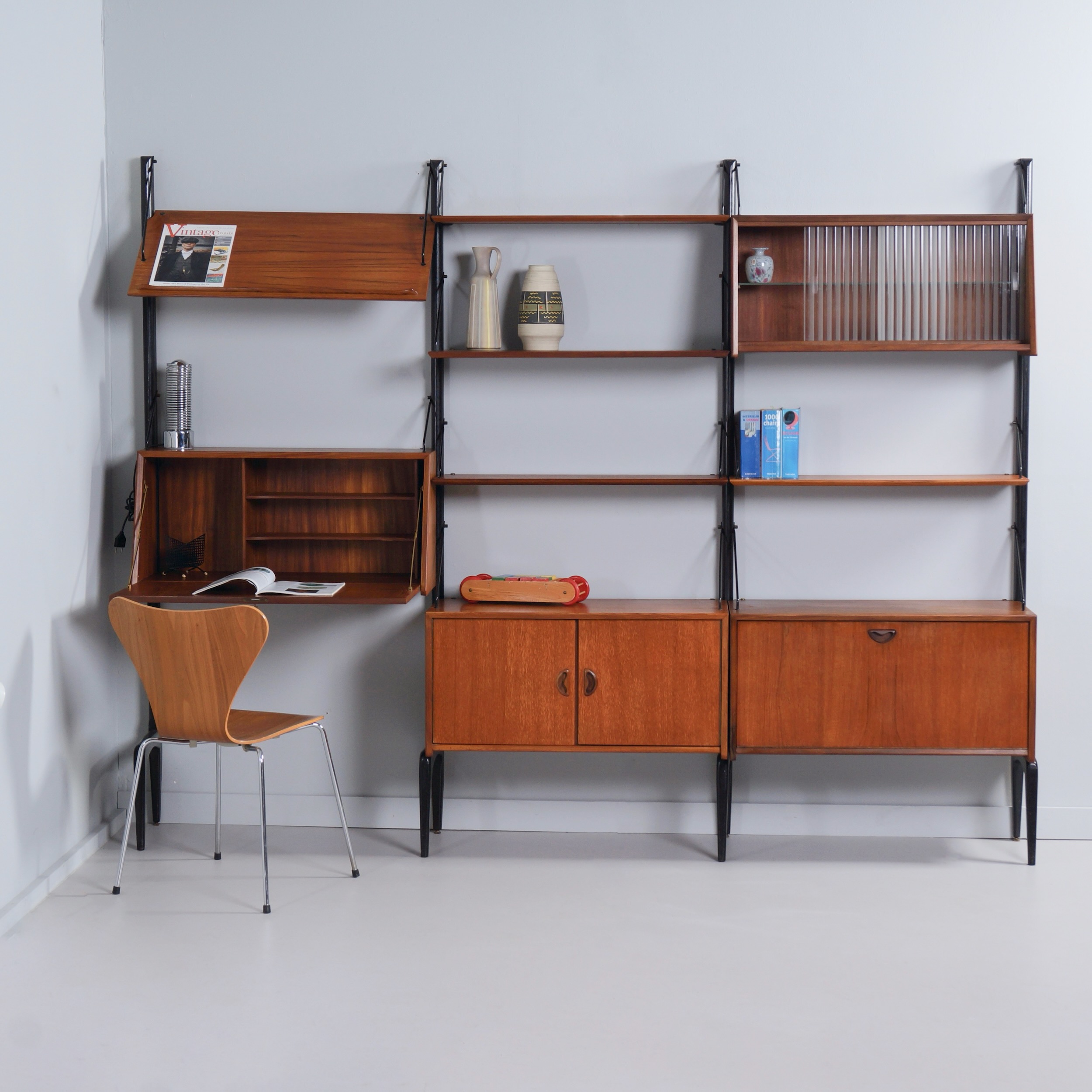 Wandmeubel met secretaire van Louis van Teeffelen voor Wébé, jaren 60