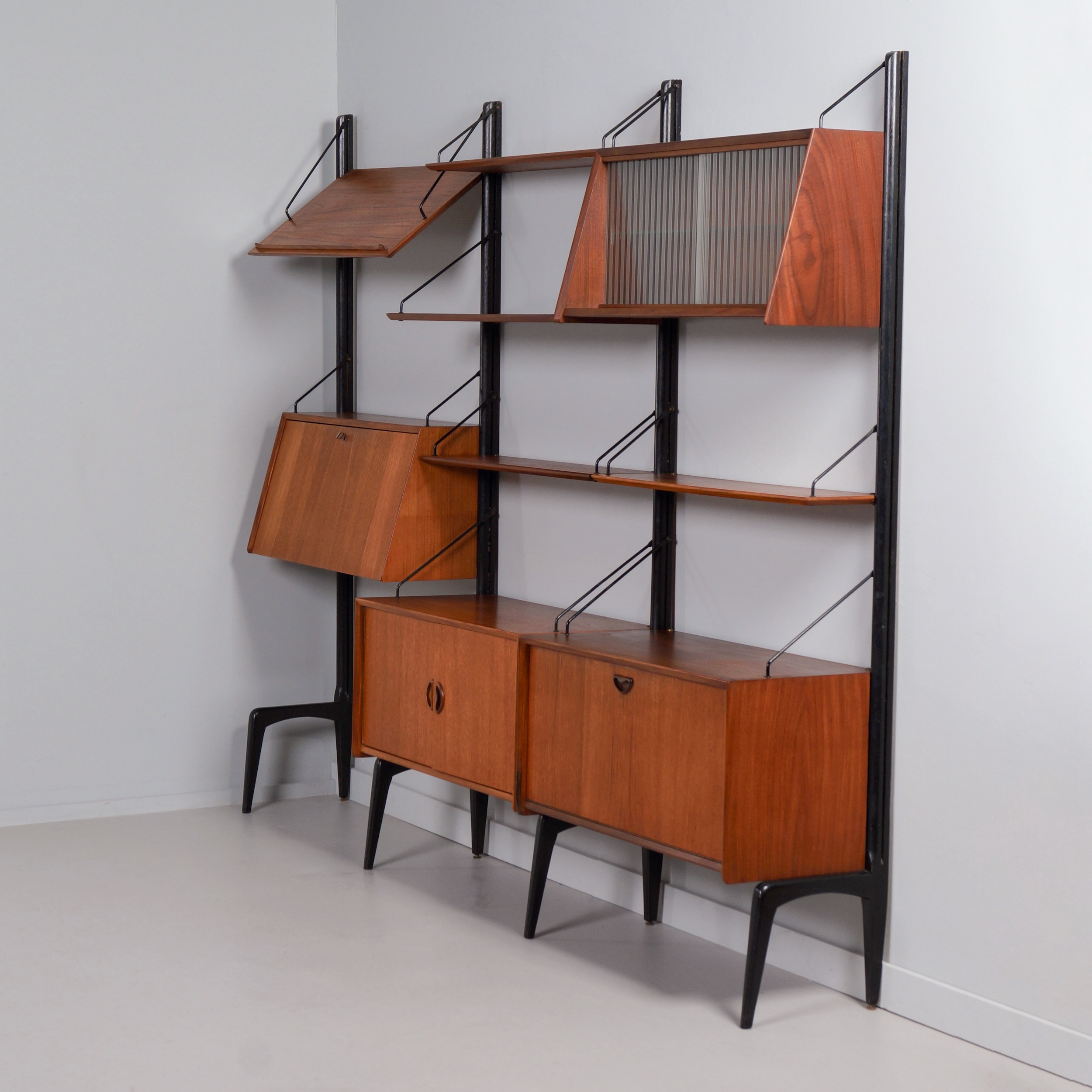 Wandmeubel met secretaire van Louis van Teeffelen voor Wébé, jaren 60