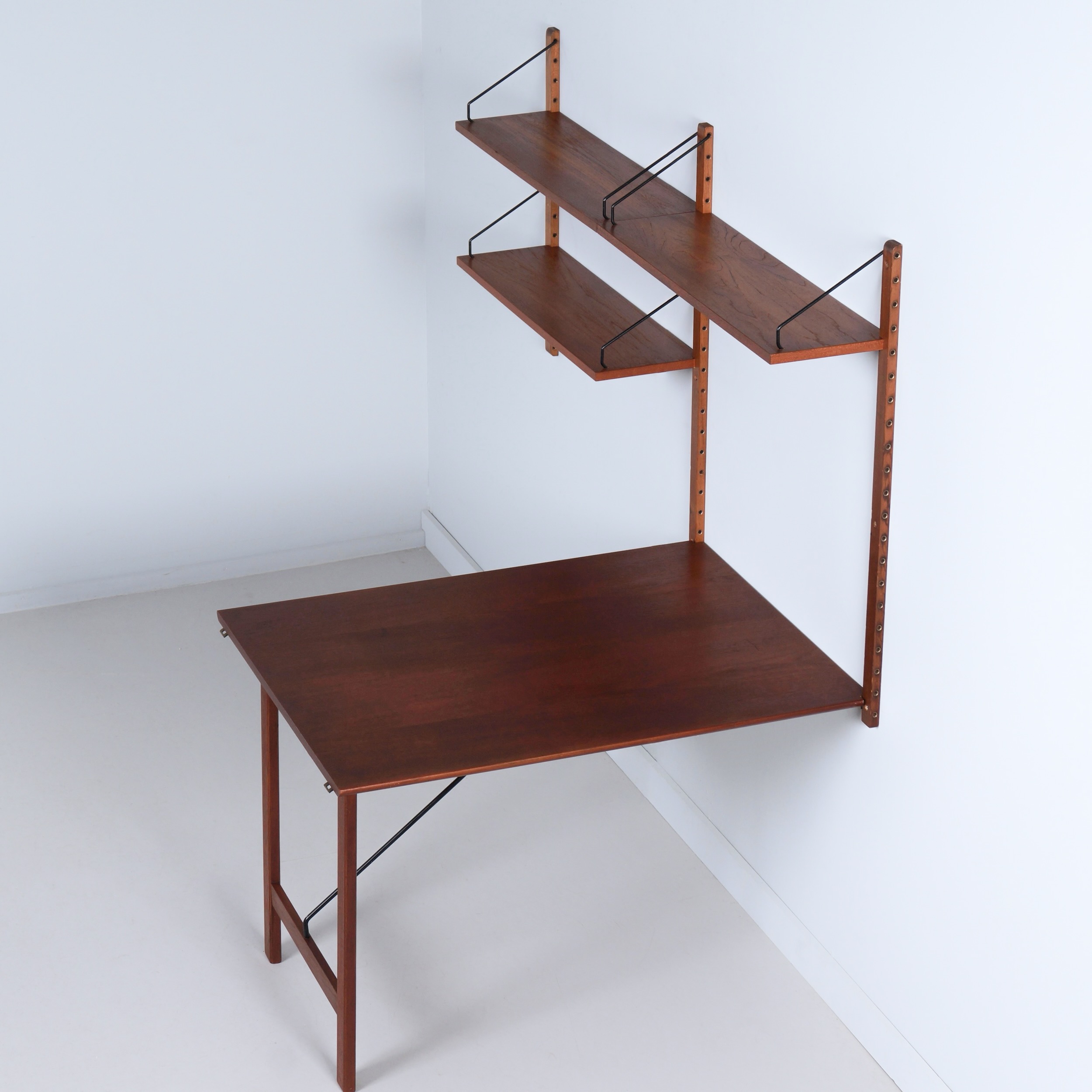 Royal System bureau van Poul Cadovius voor Cado, 1960s – Teak, uitklapbaar