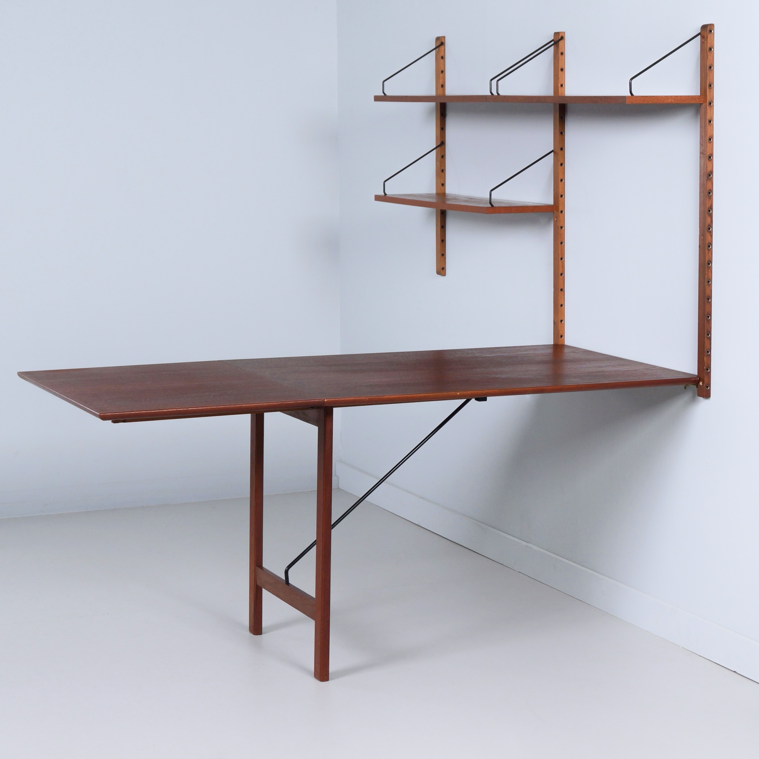 Royal System bureau van Poul Cadovius voor Cado, 1960s – Teak, uitklapbaar
