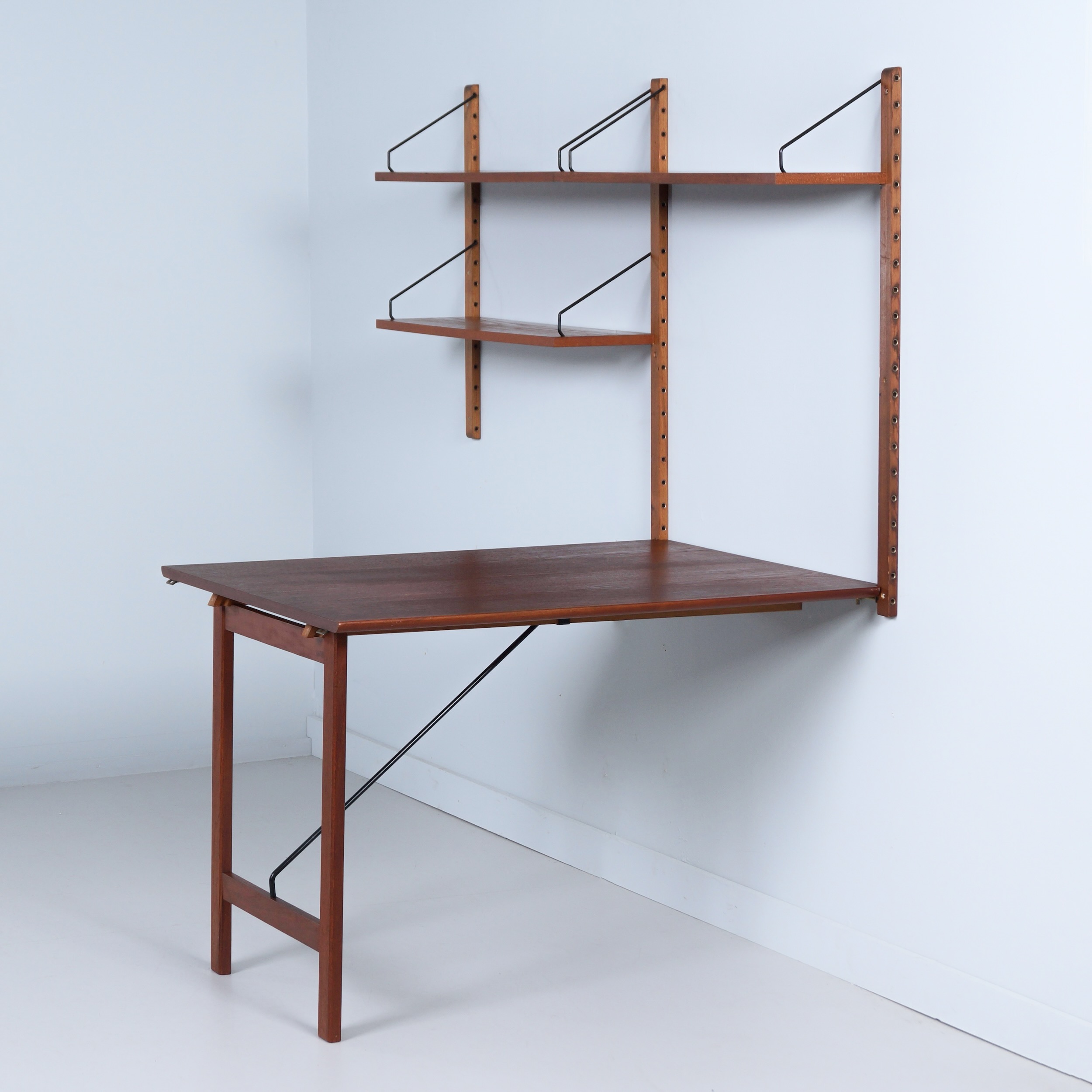 Royal System bureau van Poul Cadovius voor Cado, 1960s – Teak, uitklapbaar