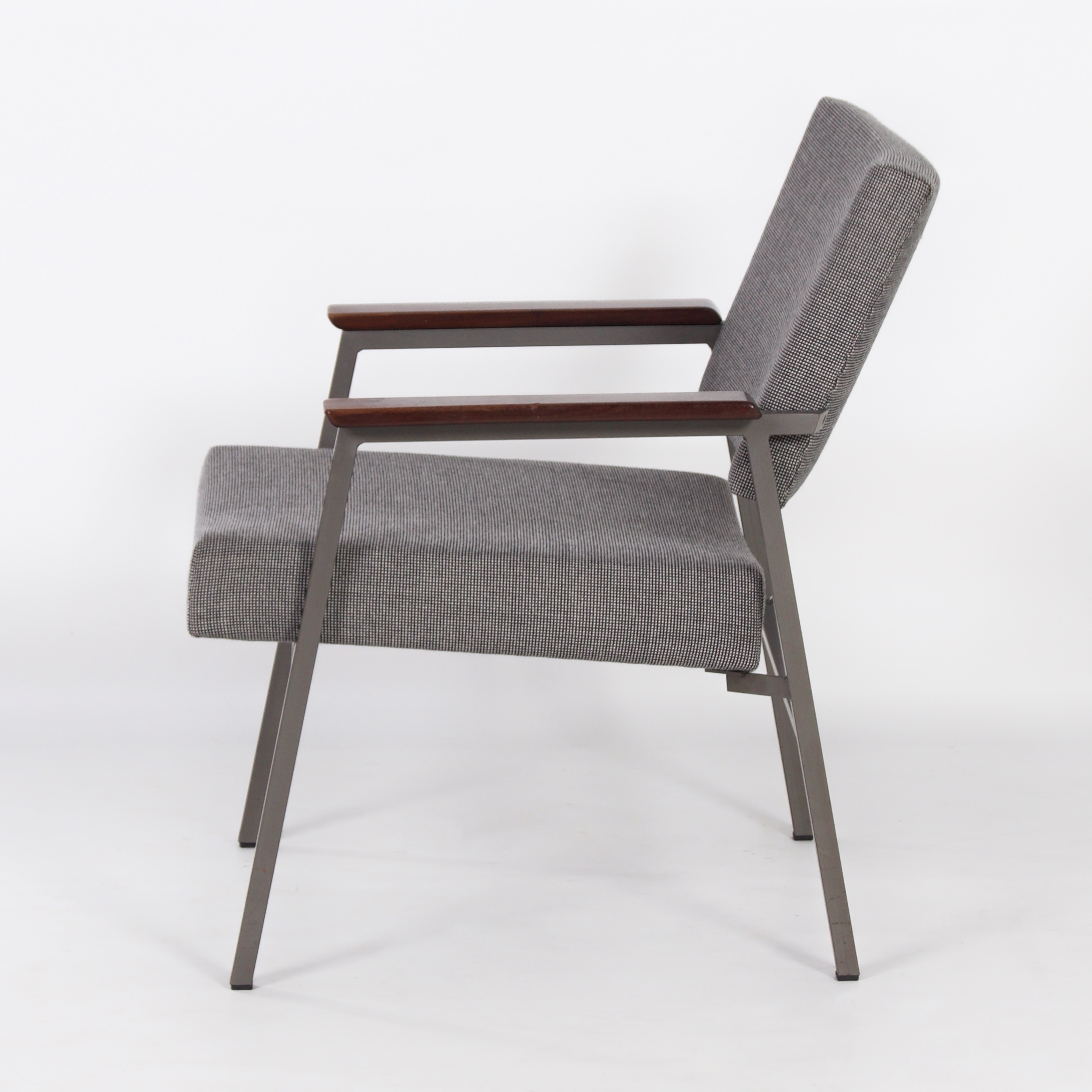 Vintage Fauteuil met Teakhouten Armleggers van Avanti, jaren 60, opnieuw gestoffeerd