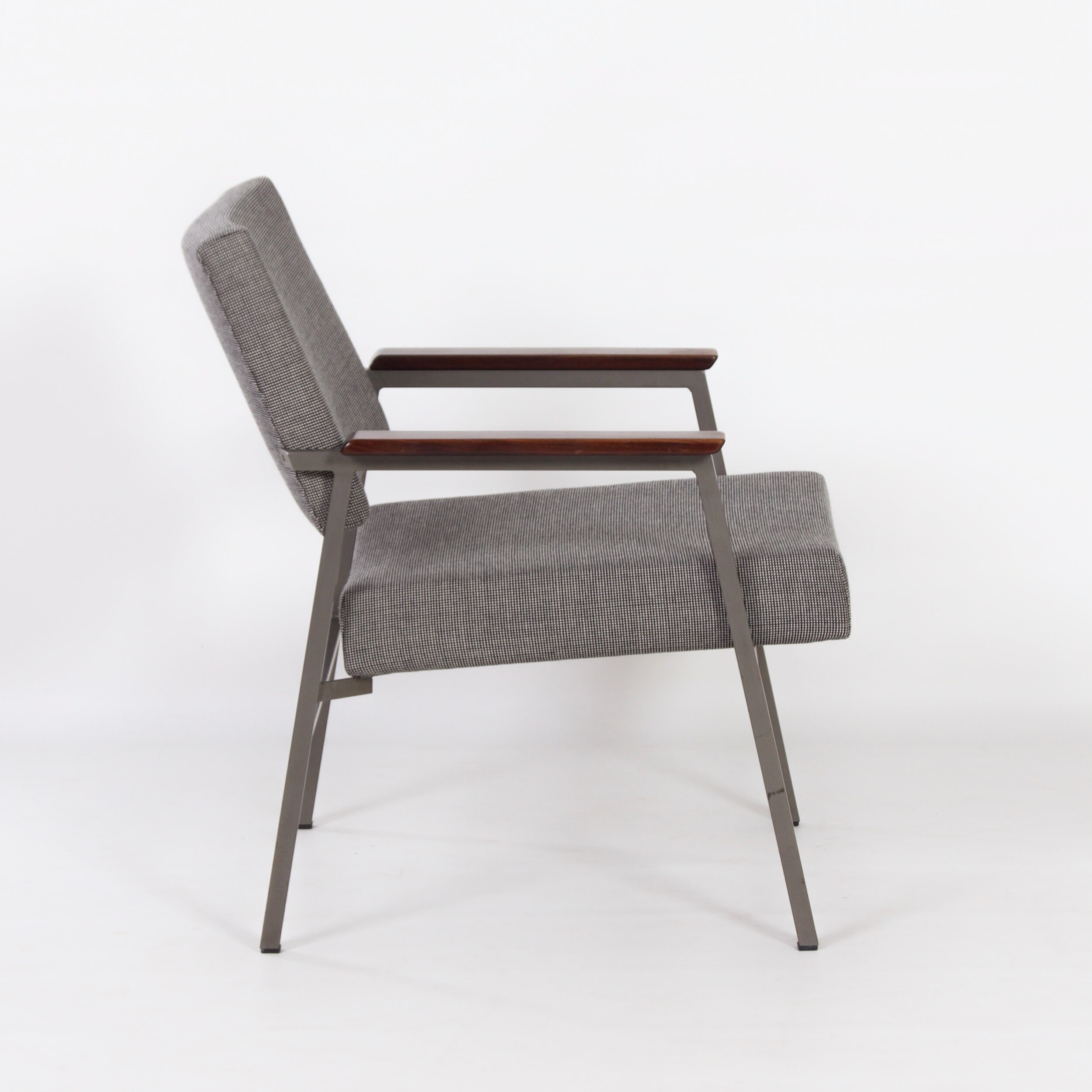 Vintage Fauteuil met Teakhouten Armleggers van Avanti, jaren 60, opnieuw gestoffeerd