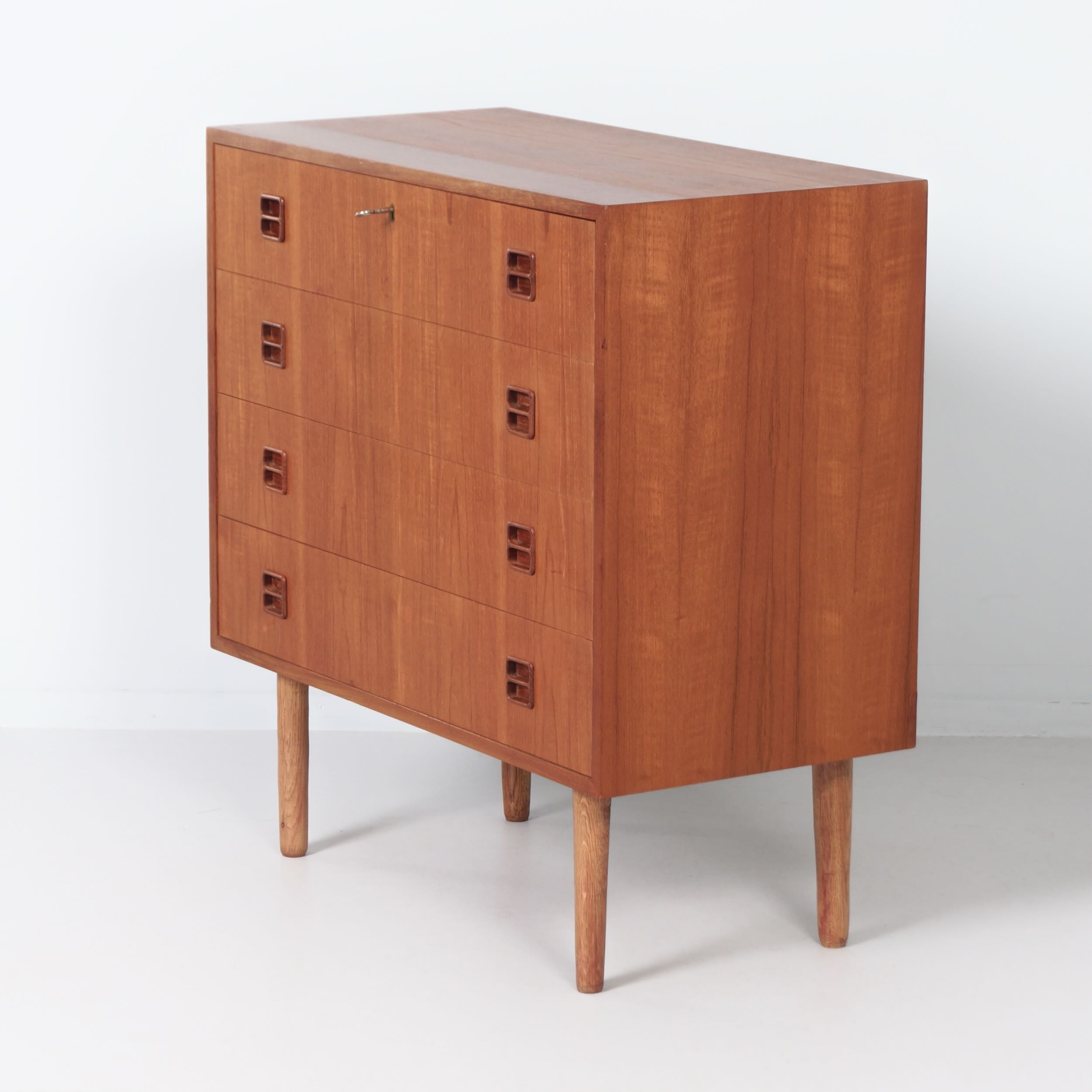 Deense Teak Ladekast, 1960s – 4 Laden, Sleutel en Verzonken Grepen