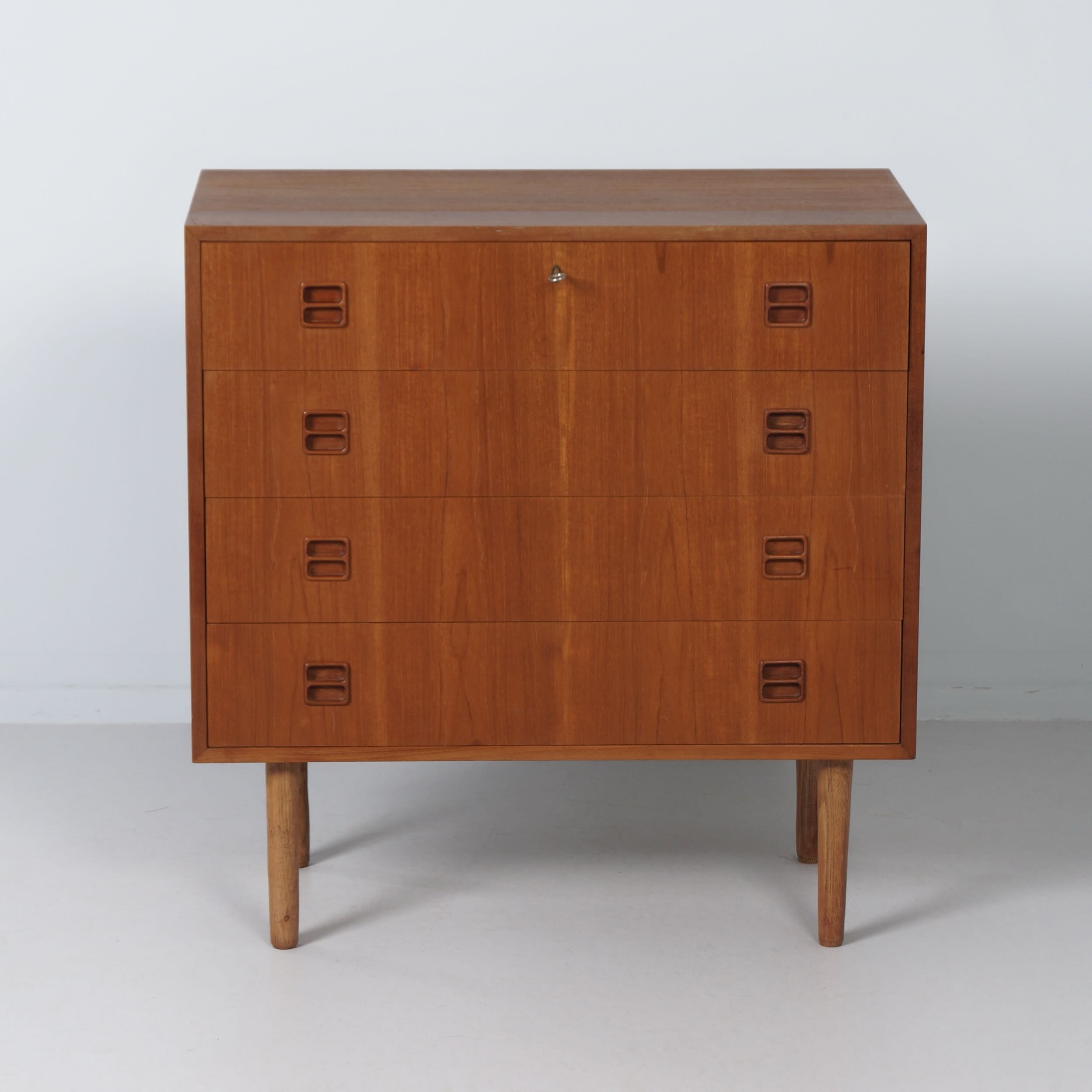 Deense Teak Ladekast, 1960s – 4 Laden, Sleutel en Verzonken Grepen