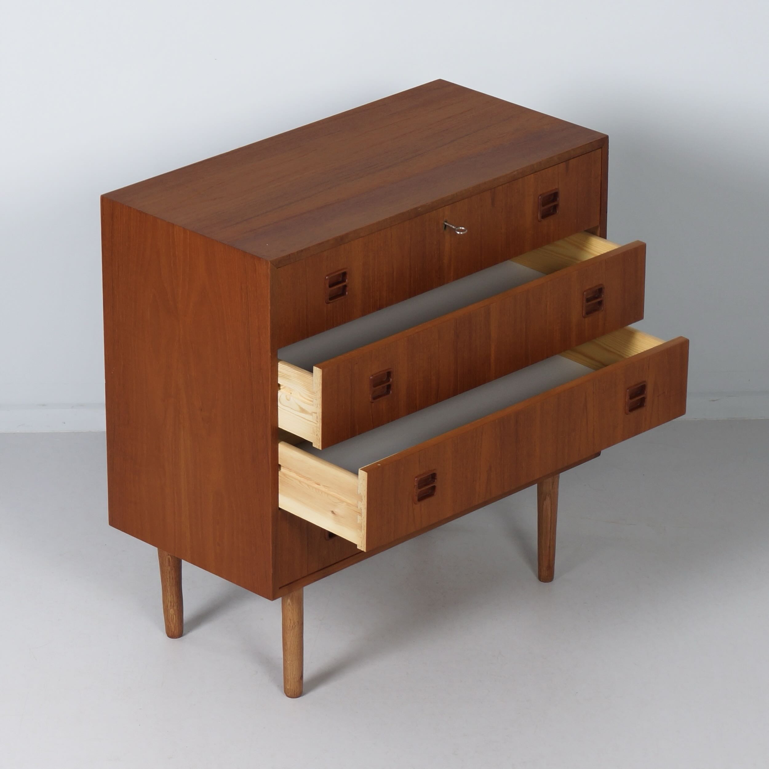 Deense Teak Ladekast, 1960s – 4 Laden, Sleutel en Verzonken Grepen
