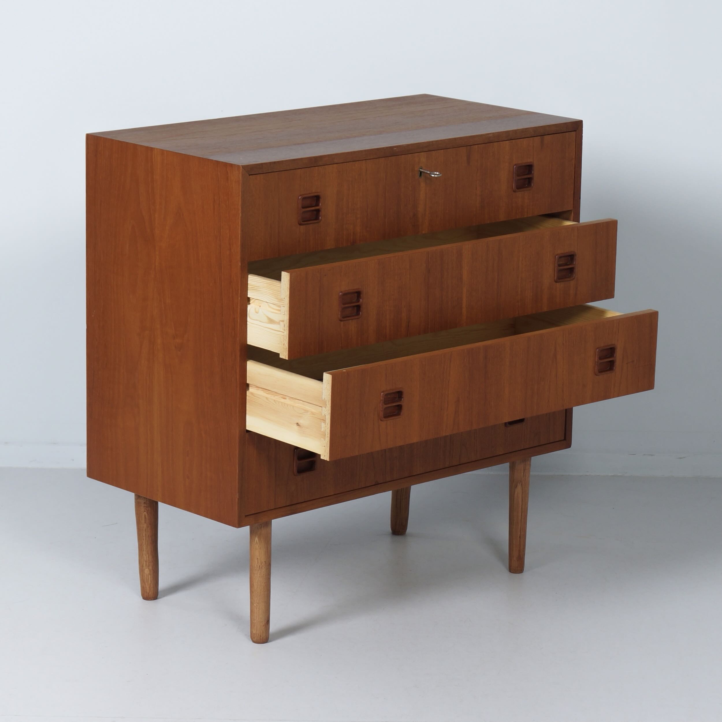 Deense Teak Ladekast, 1960s – 4 Laden, Sleutel en Verzonken Grepen