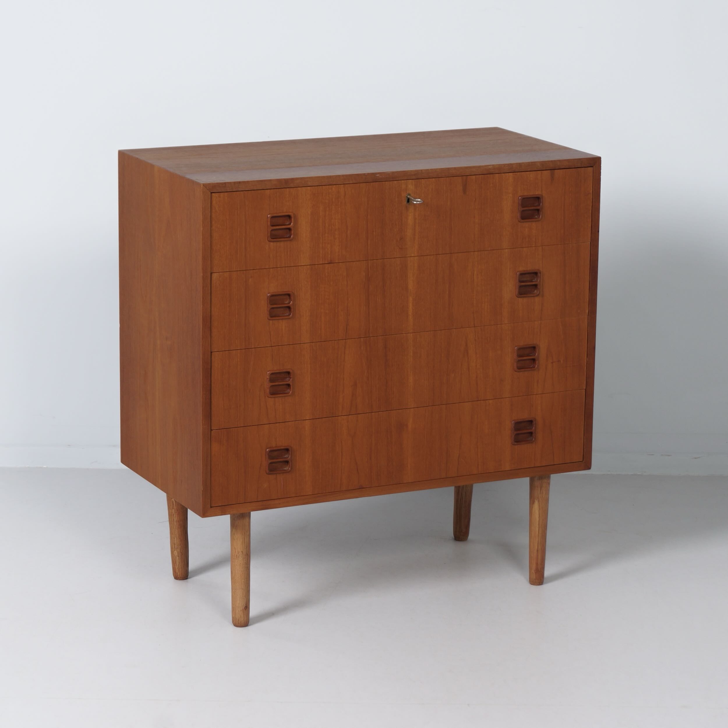 Deense Teak Ladekast, 1960s – 4 Laden, Sleutel en Verzonken Grepen