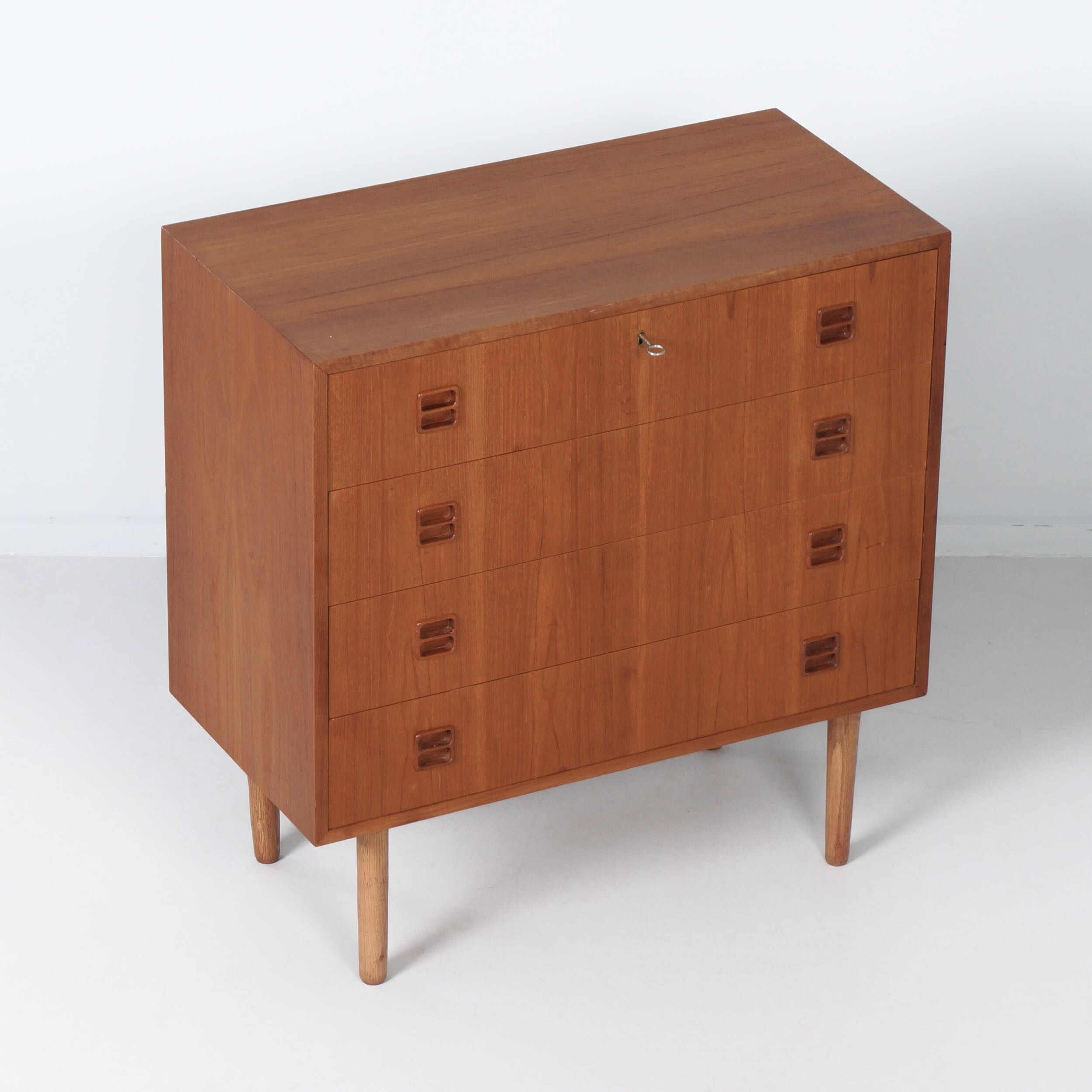 Deense Teak Ladekast, 1960s – 4 Laden, Sleutel en Verzonken Grepen