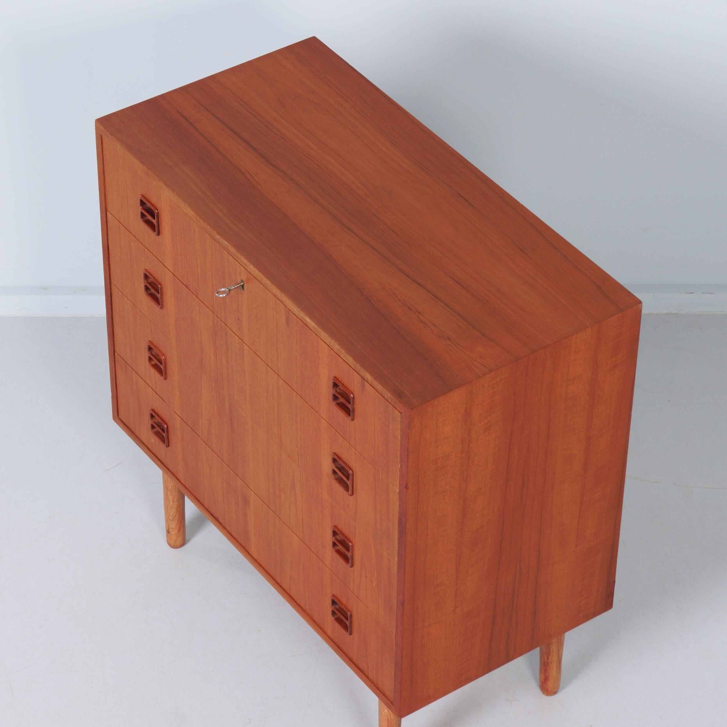 Deense Teak Ladekast, 1960s – 4 Laden, Sleutel en Verzonken Grepen