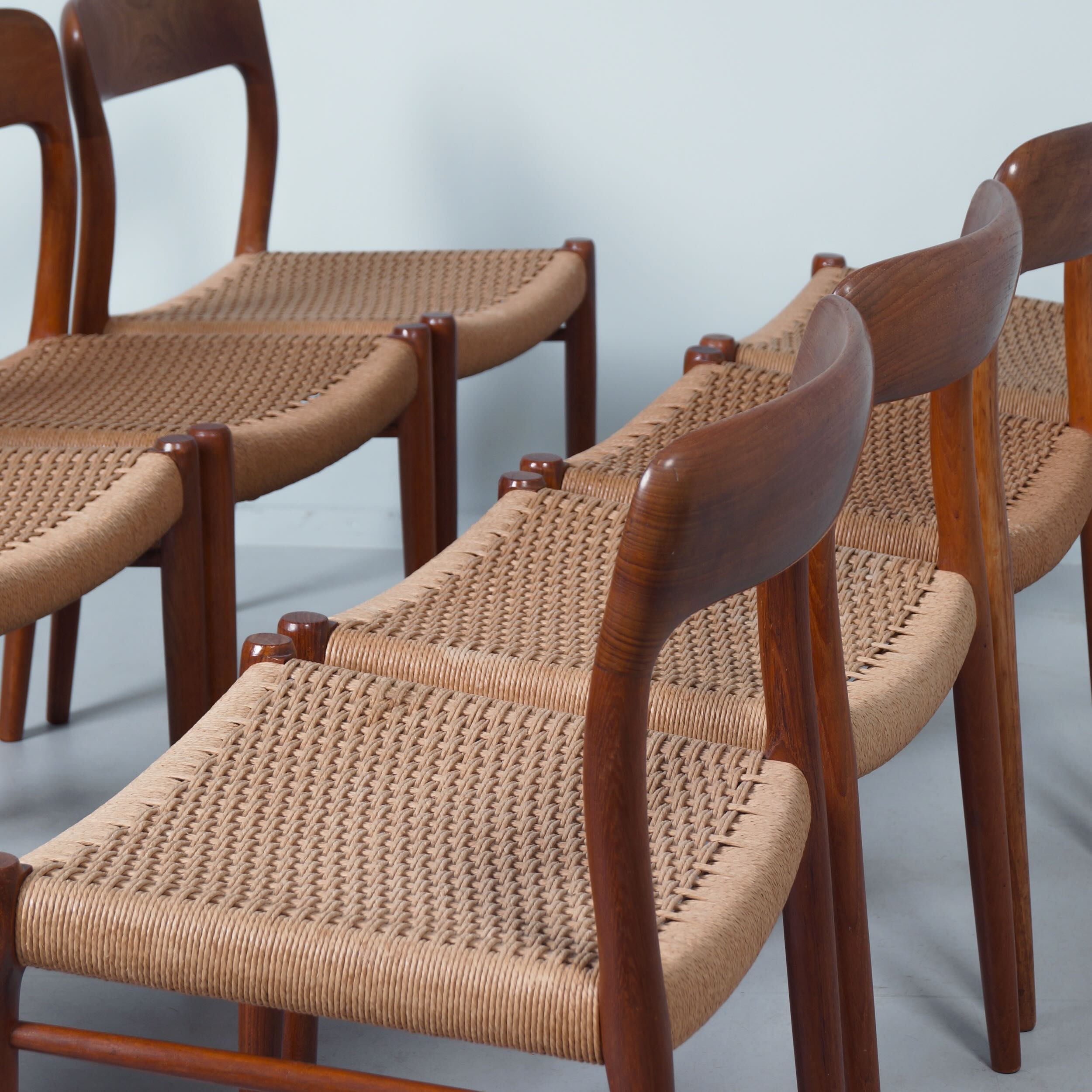 Deense uitschuifbare teak eetkamerset met 8 Møller model 75 stoelen, jaren 60