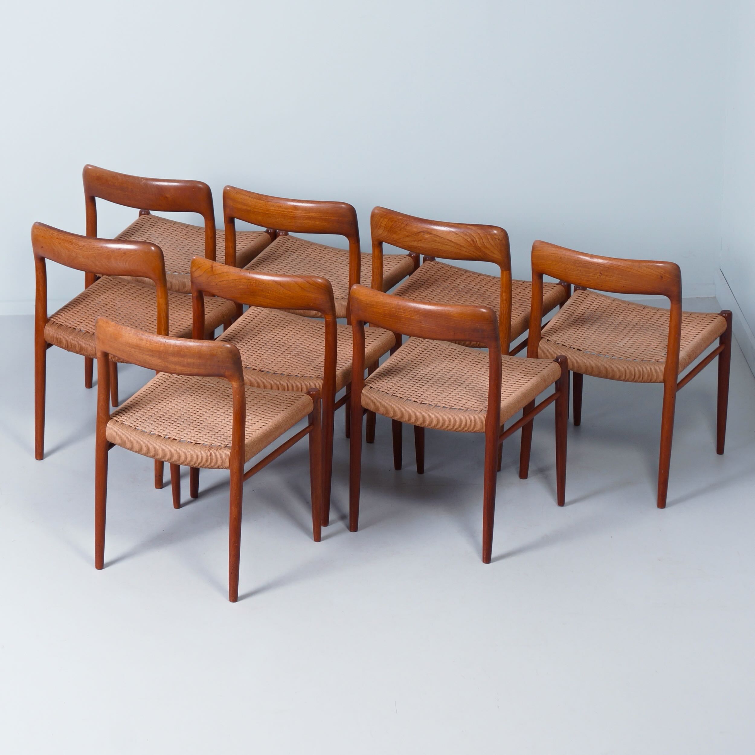 Deense uitschuifbare teak eetkamerset met 8 Møller model 75 stoelen, jaren 60