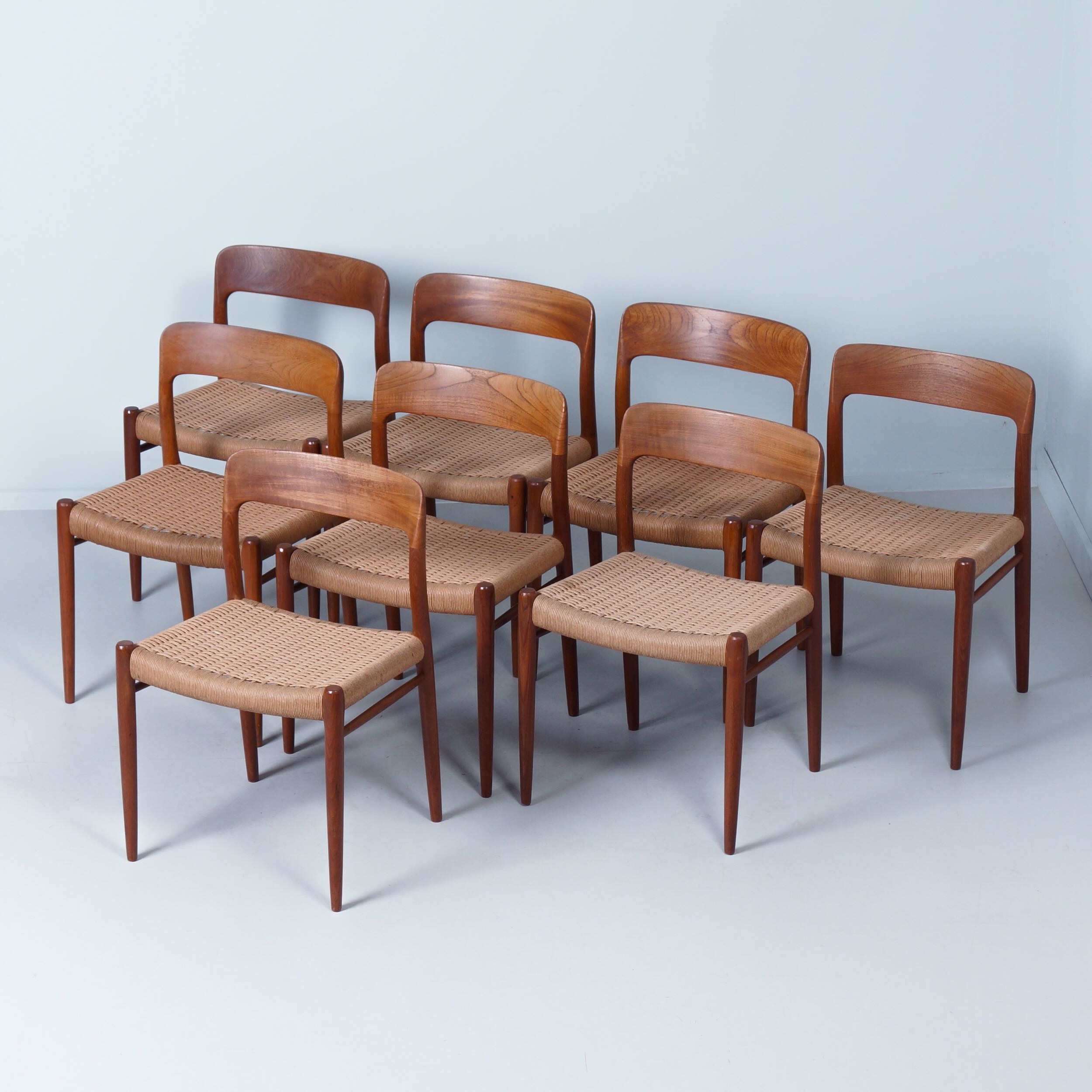 Deense uitschuifbare teak eetkamerset met 8 Møller model 75 stoelen, jaren 60