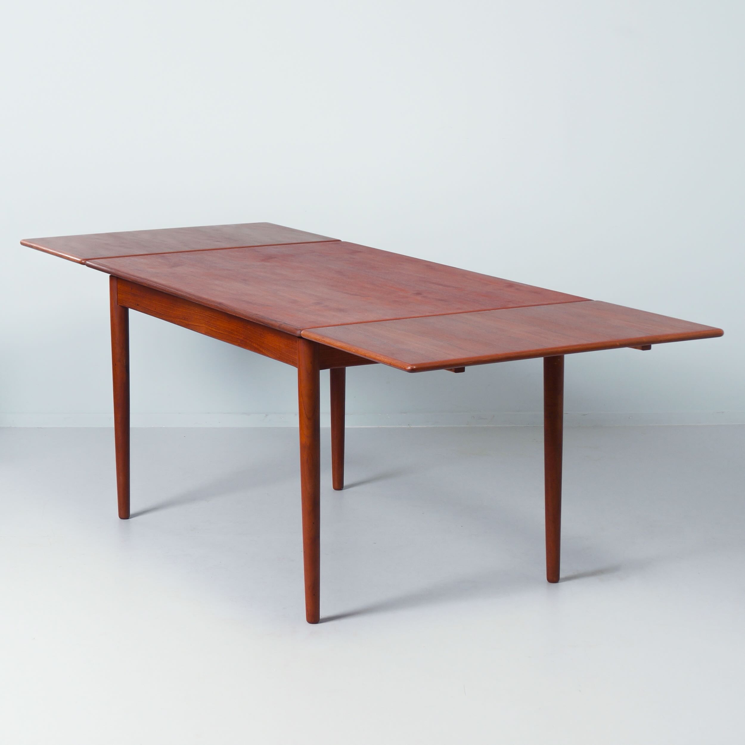 Deense uitschuifbare teak eetkamerset met 8 Møller model 75 stoelen, jaren 60