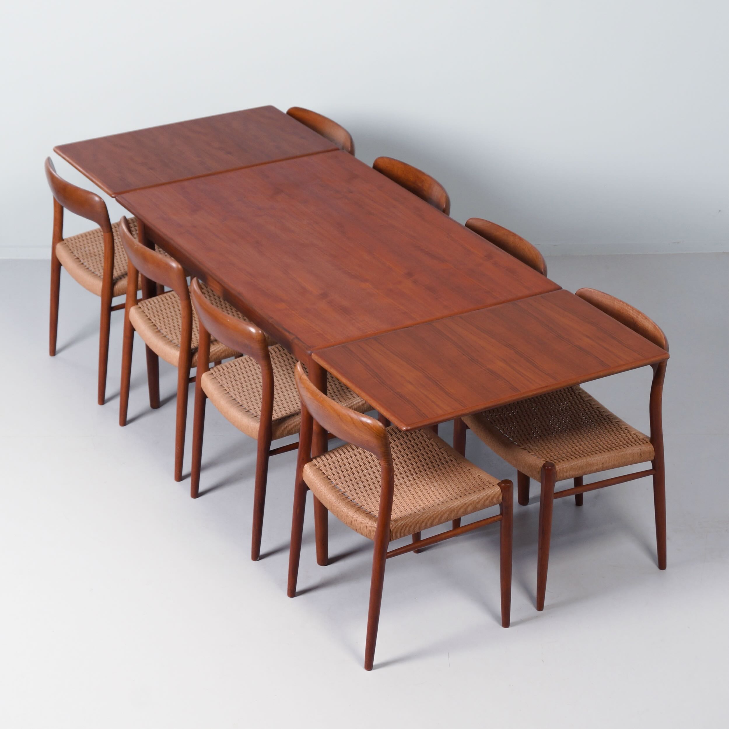 Deense uitschuifbare teak eetkamerset met 8 Møller model 75 stoelen, jaren 60