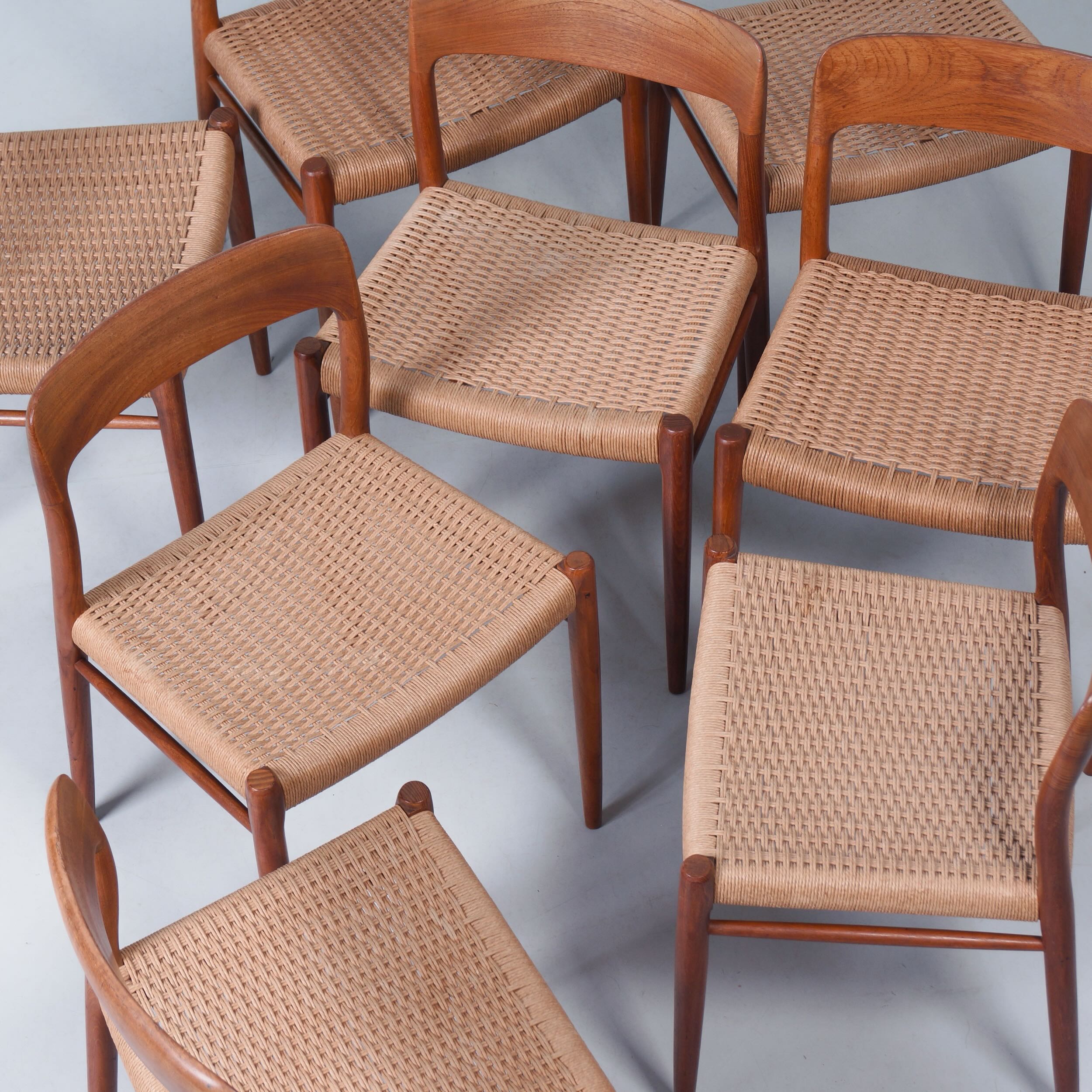 Deense uitschuifbare teak eetkamerset met 8 Møller model 75 stoelen, jaren 60