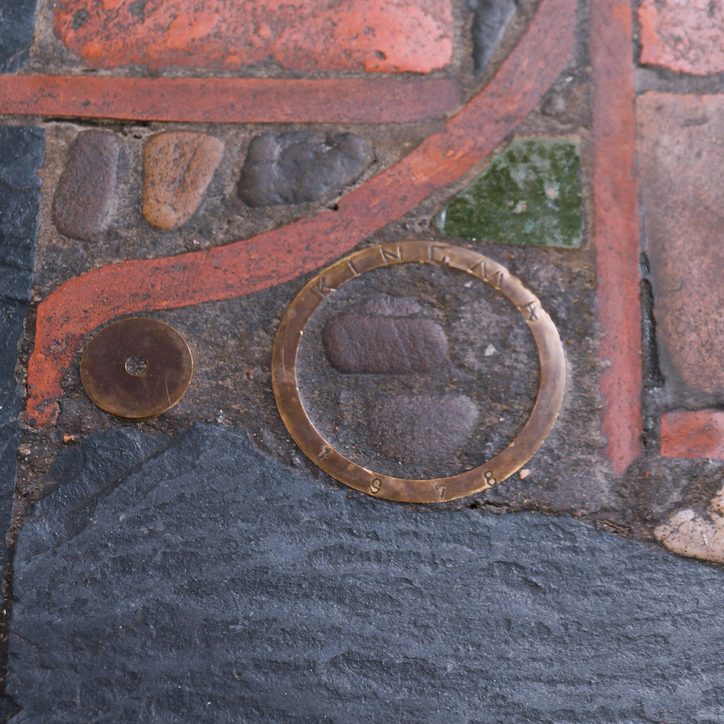 Rechthoekige brutalistische salontafel van Paul Kingma met Nautilus-schelp, 1978