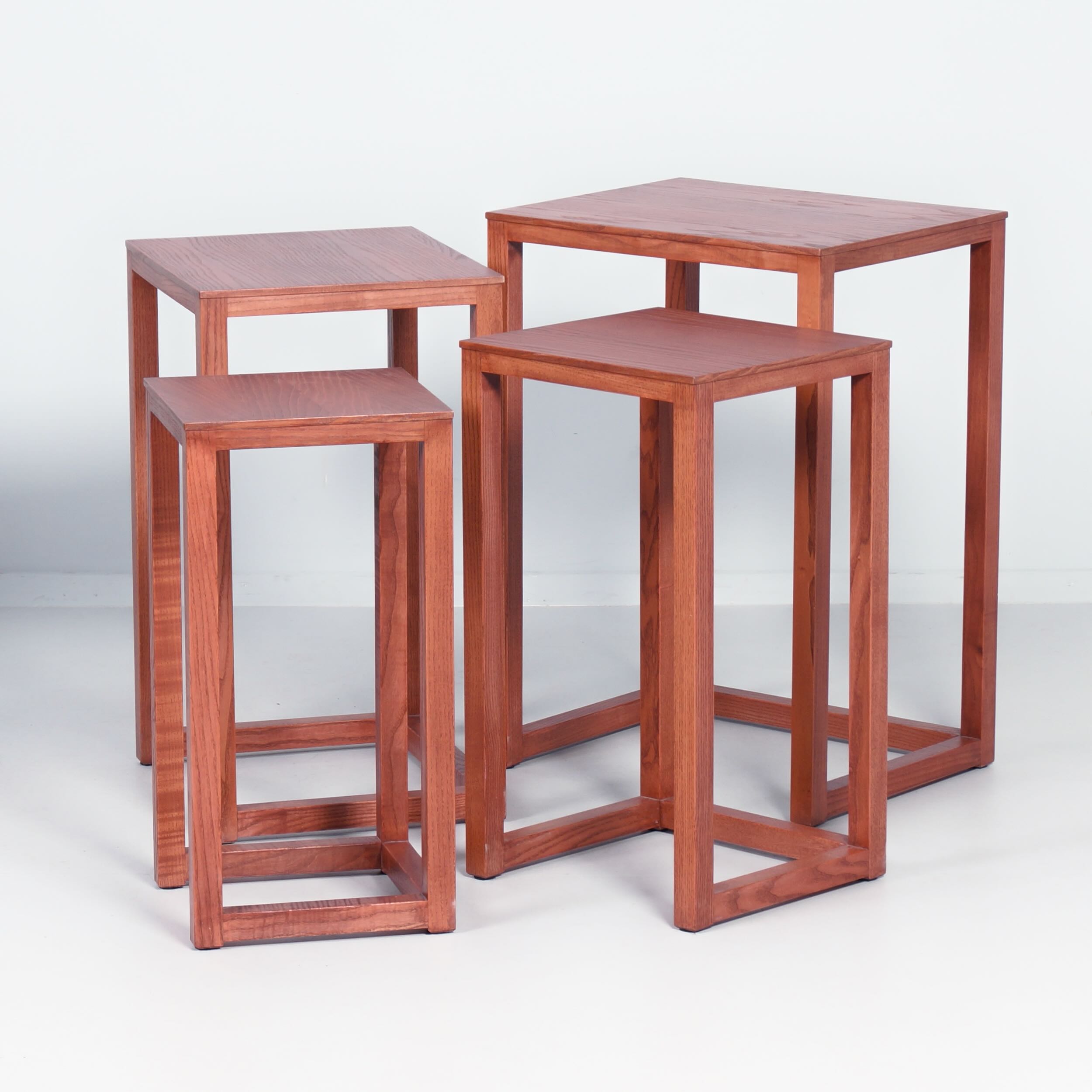Nesttafeltjes van Josef Hoffmann voor Wittmann, jaren 80 – Essenhout