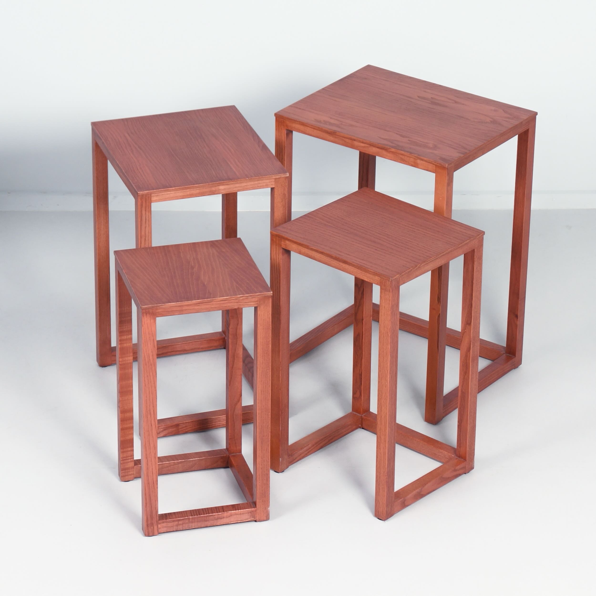 Nesttafeltjes van Josef Hoffmann voor Wittmann, jaren 80 – Essenhout