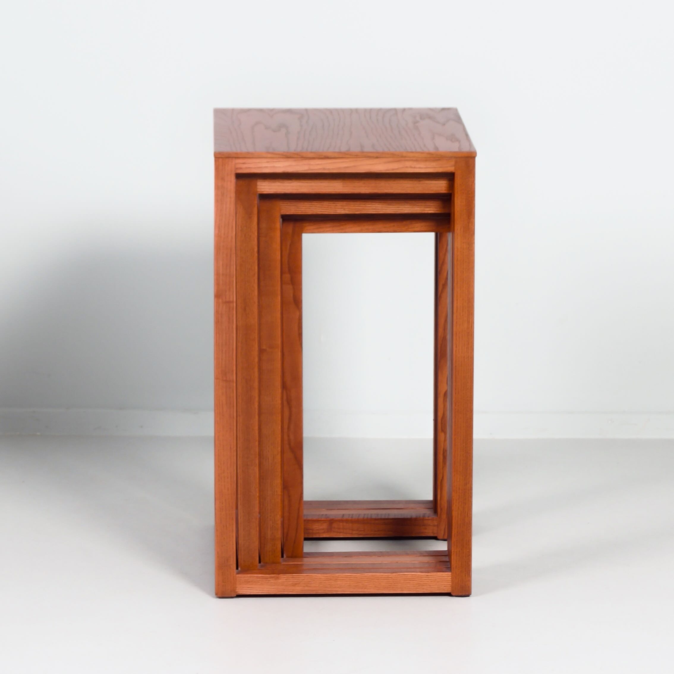 Nesttafeltjes van Josef Hoffmann voor Wittmann, jaren 80 – Essenhout