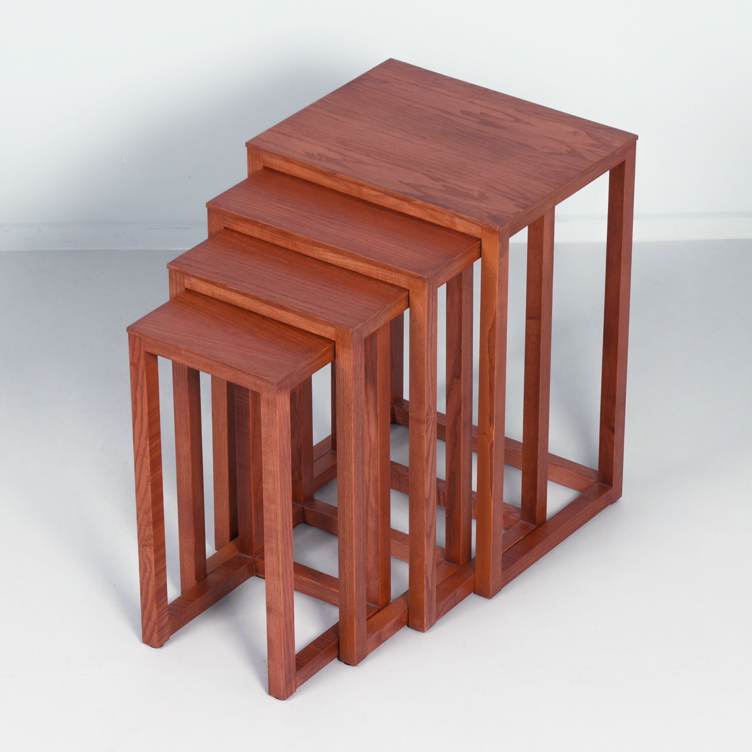 Nesttafeltjes van Josef Hoffmann voor Wittmann, jaren 80 – Essenhout